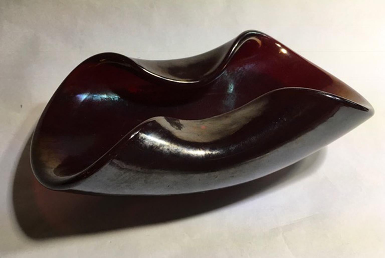 Italien 1960 Mid-Century Modern Rubin Farbe geblasen Paste Glas Schüssel (Handgefertigt) im Angebot