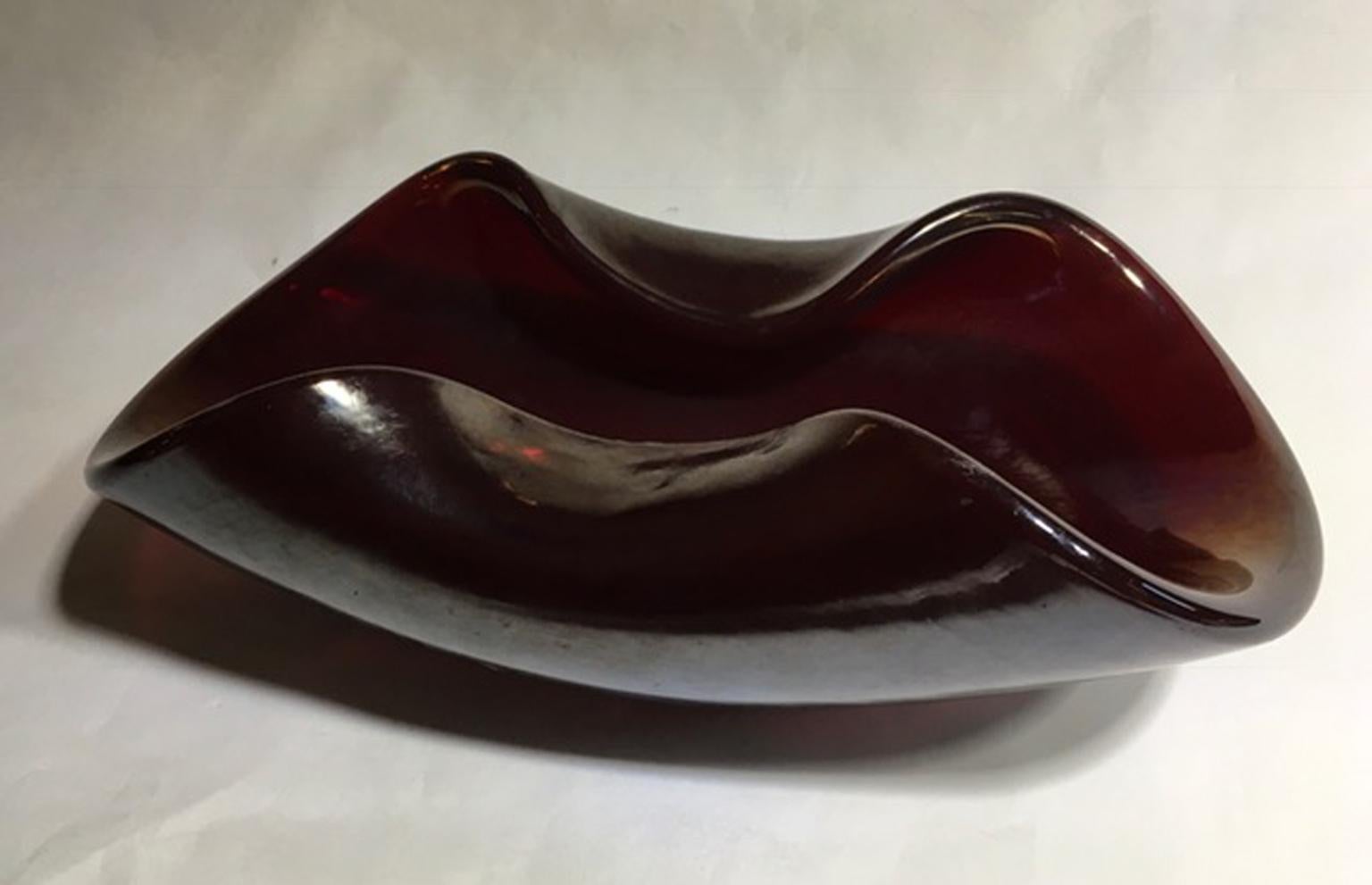 20ième siècle Italie 1960 Mid-Century Modern Rubin Color Blown Paste Glass Bowl en vente