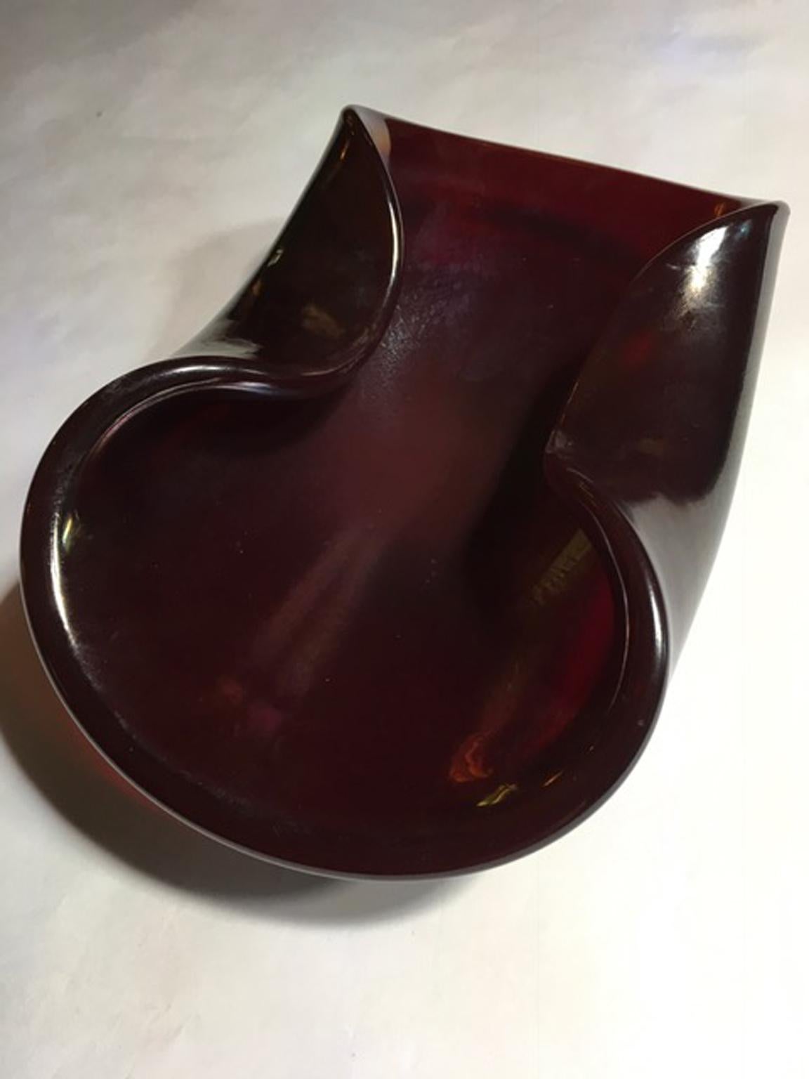 Italien 1960 Mid-Century Modern Rubin Farbe geblasen Paste Glas Schüssel (Geblasenes Glas) im Angebot