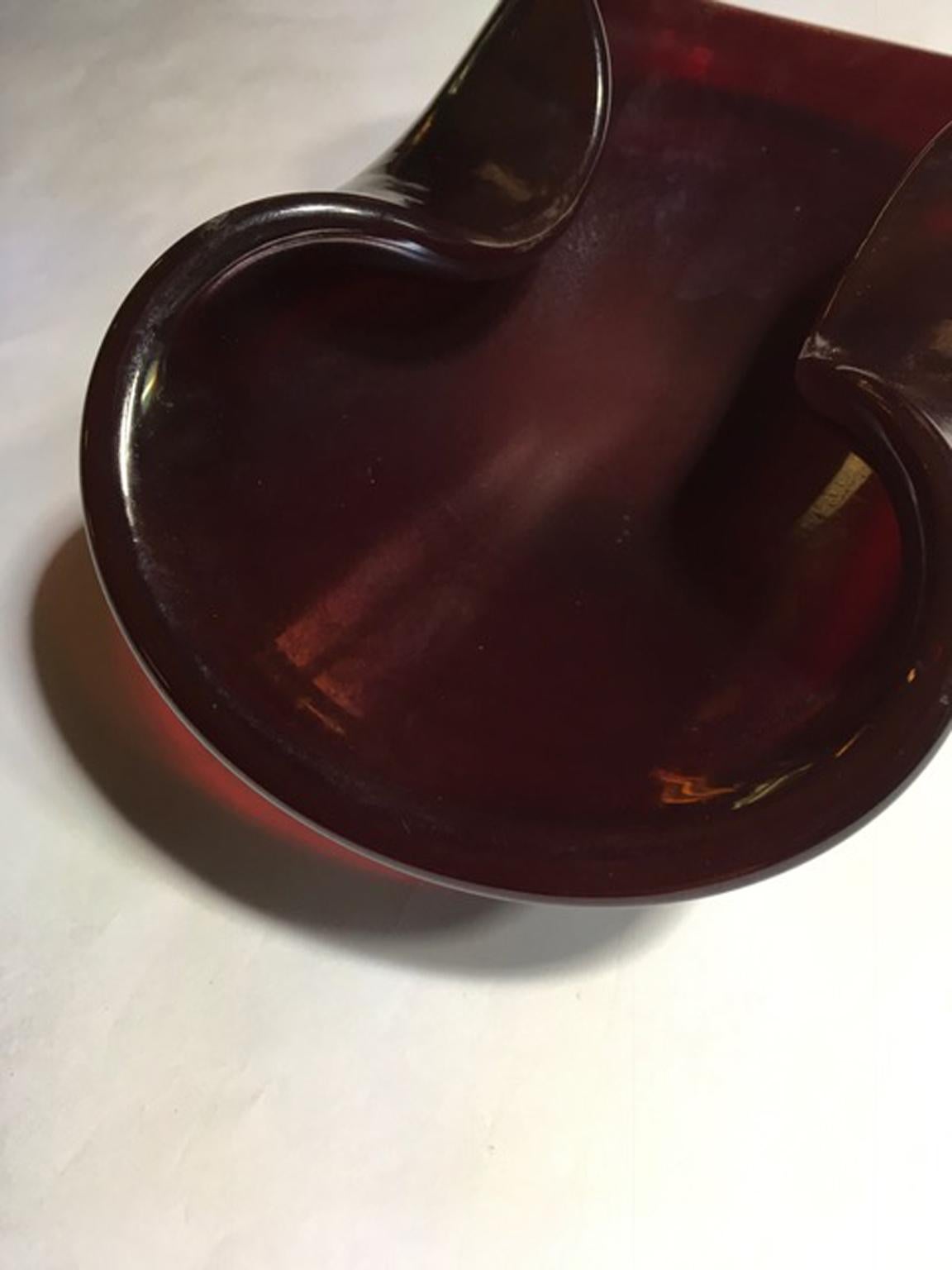 Italien 1960 Mid-Century Modern Rubin Farbe geblasen Paste Glas Schüssel im Angebot 1
