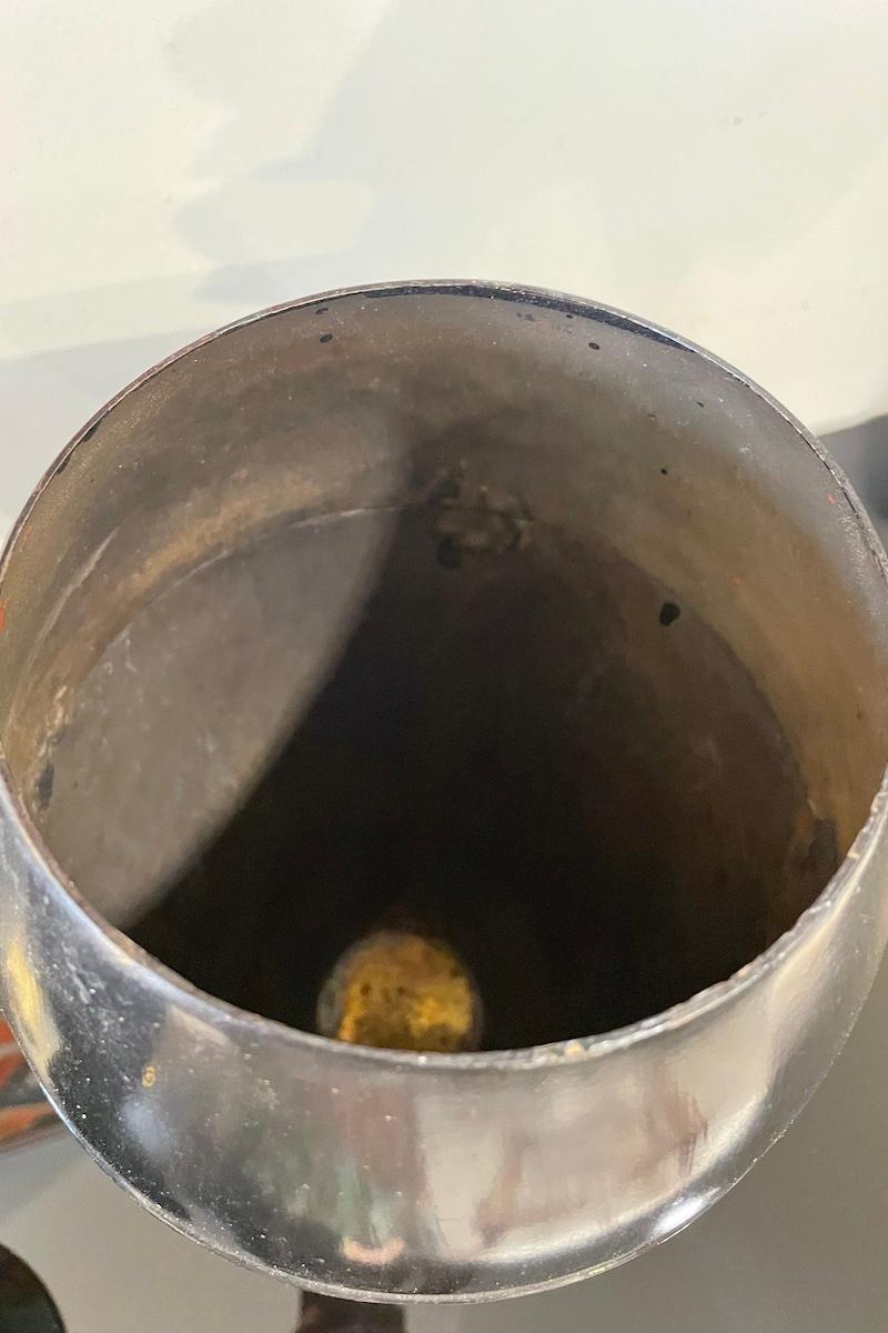 Vaso giapponese in metallo nero del 1960 con base stretta in vendita 5