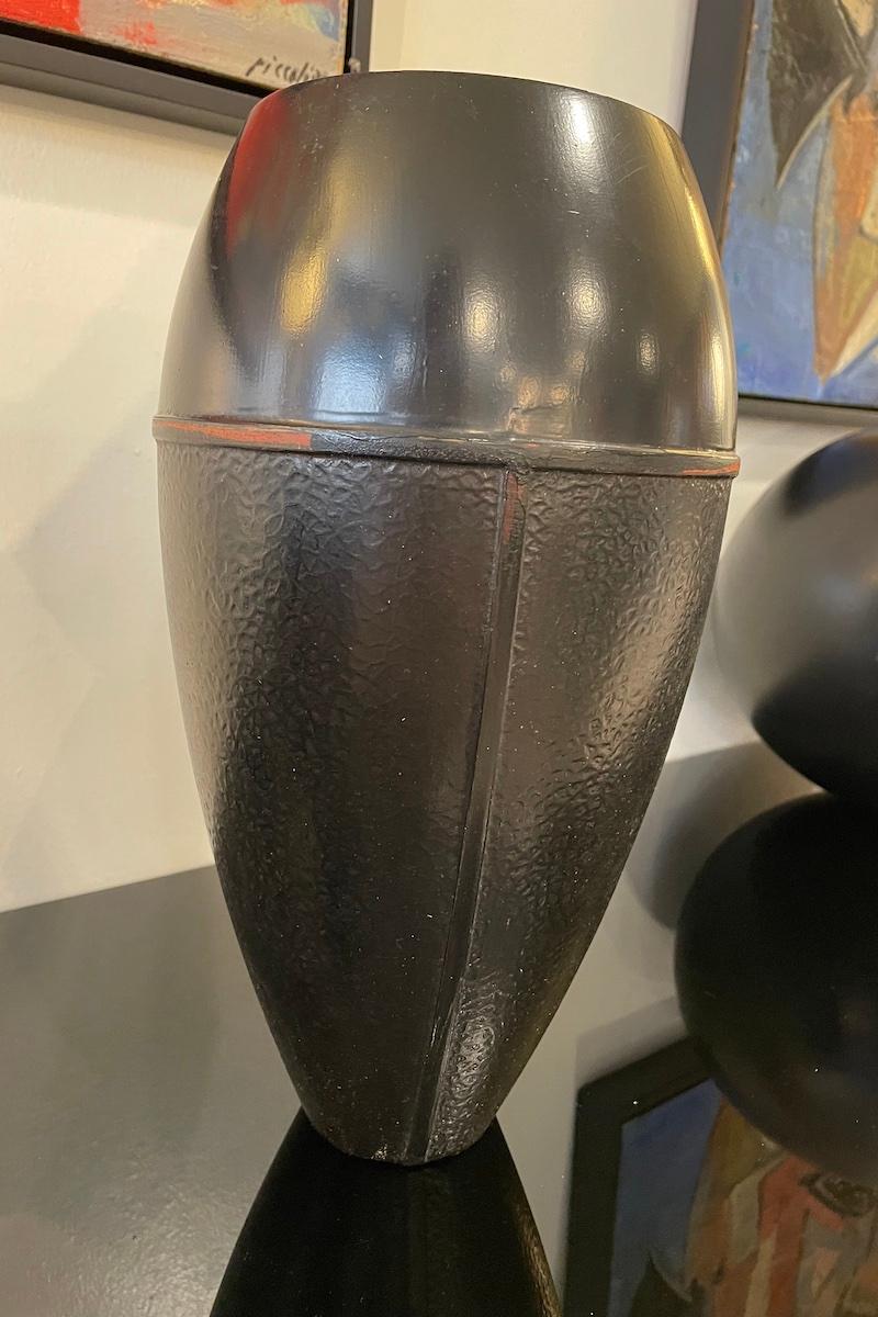 Vaso giapponese in metallo nero del 1960 con base stretta in vendita 6