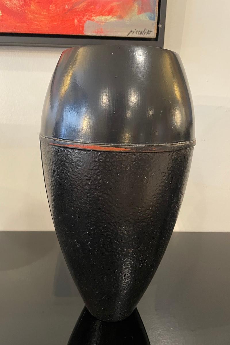 Vaso giapponese in metallo nero del 1960 con base stretta in vendita 7