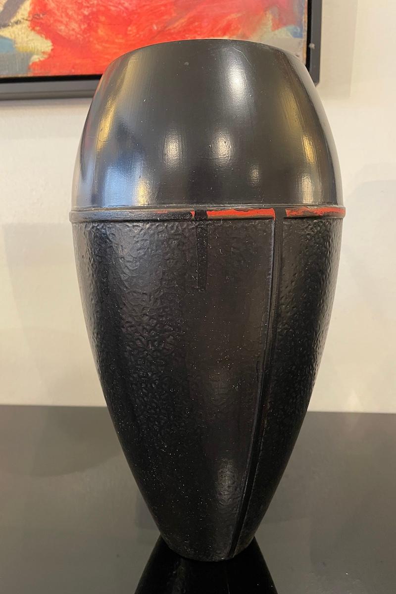 Vaso giapponese in metallo nero del 1960 con base stretta in vendita 8