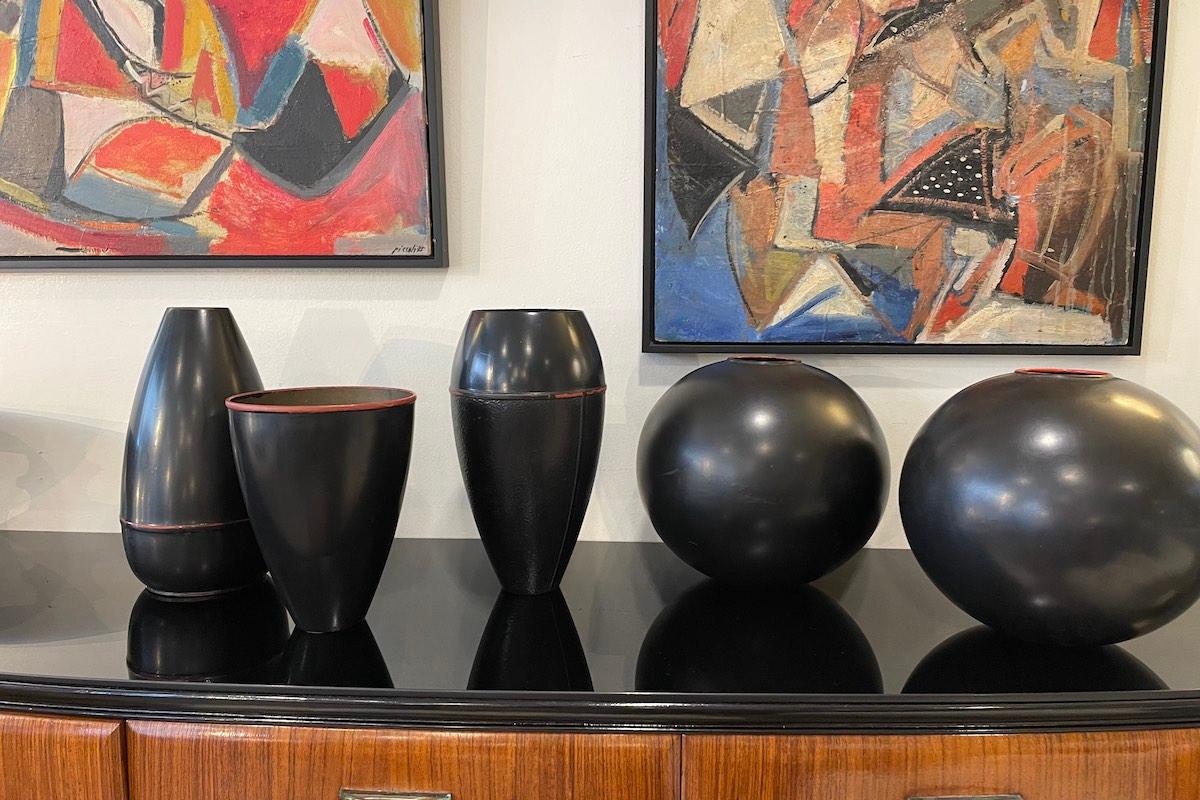 Italiano Vaso giapponese in metallo nero del 1960 con base stretta in vendita