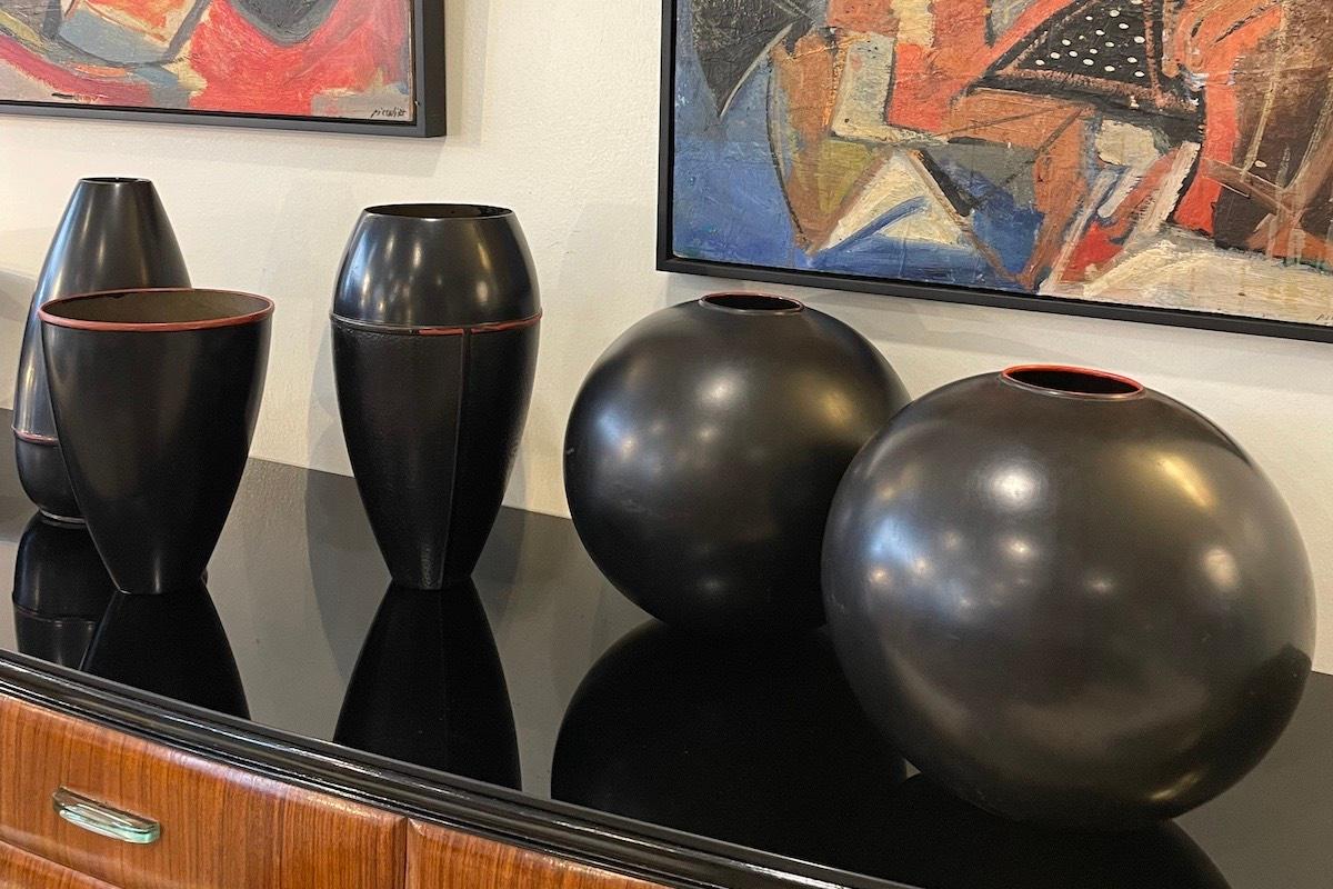 Metà XX secolo Vaso giapponese in metallo nero del 1960 con base stretta in vendita