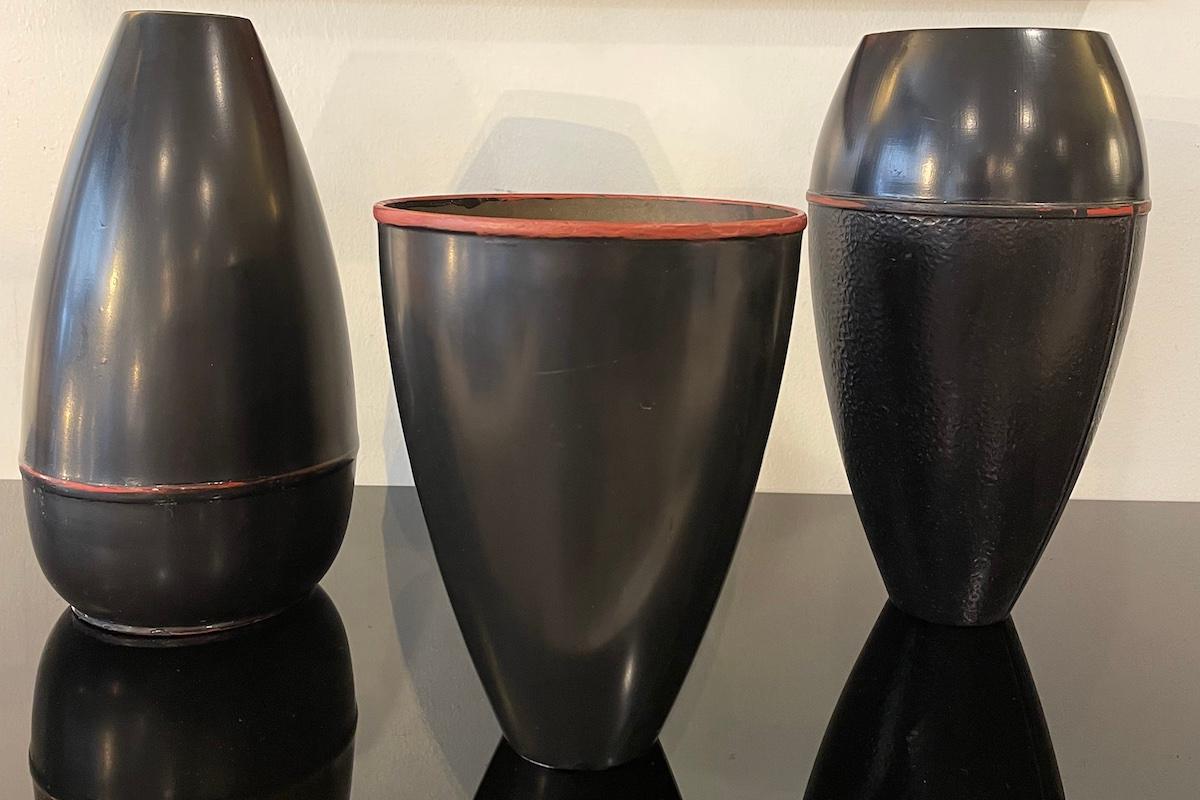Metallo Vaso giapponese in metallo nero del 1960 con base stretta in vendita