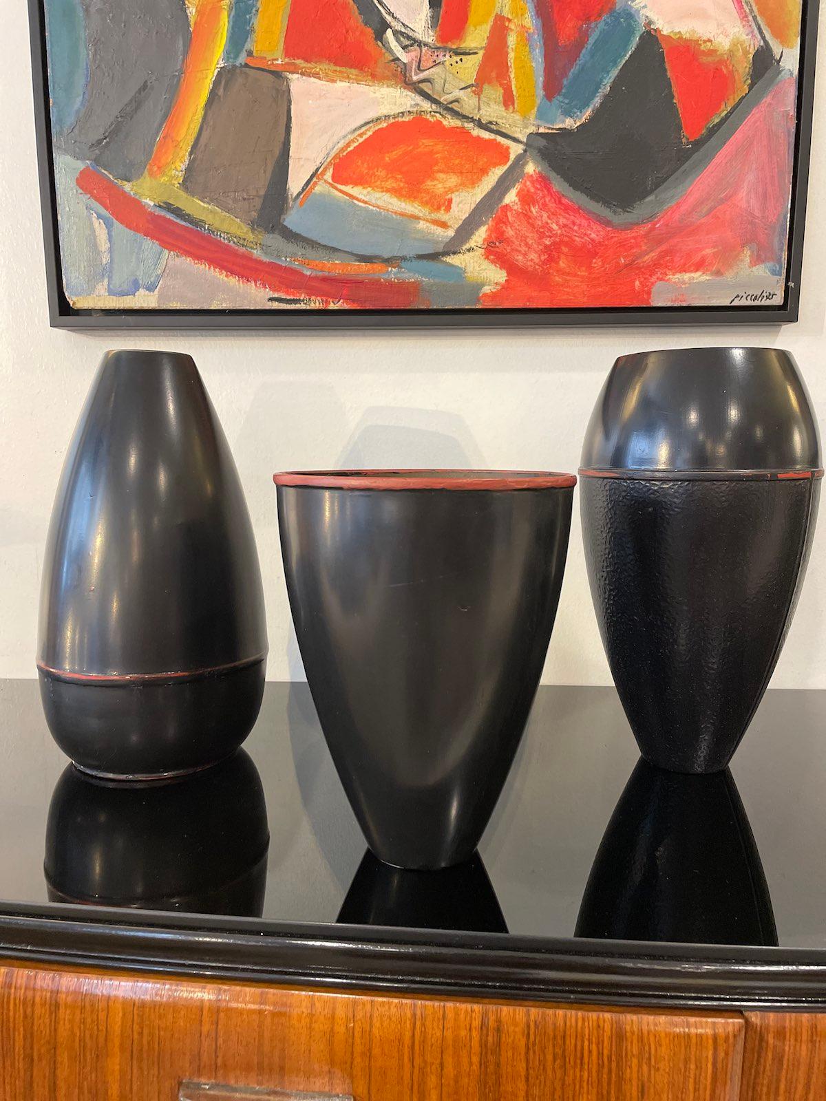 Vaso giapponese in metallo nero del 1960 con base stretta in vendita 1