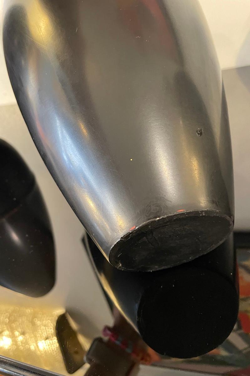 Vaso giapponese in metallo nero del 1960 con base stretta in vendita 2