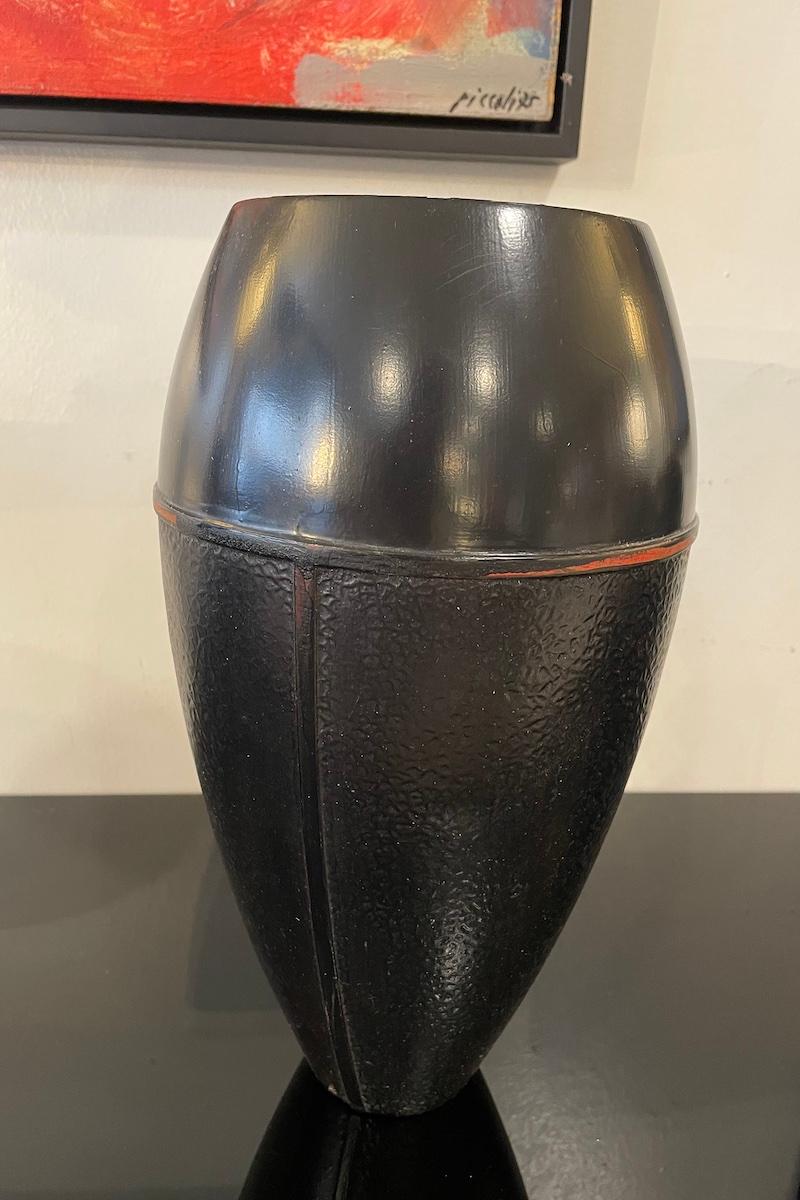 Vaso giapponese in metallo nero del 1960 con base stretta in vendita 3