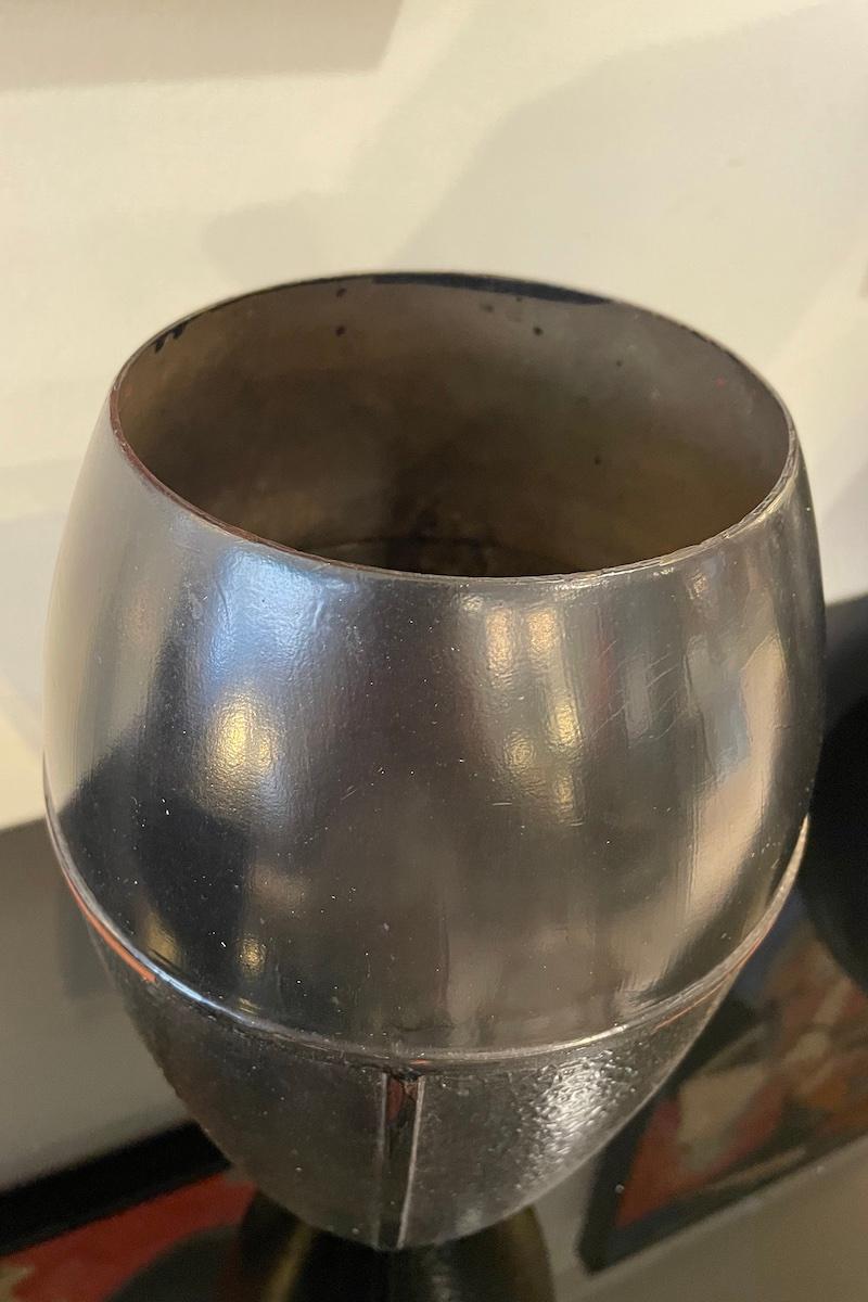 Vaso giapponese in metallo nero del 1960 con base stretta in vendita 4