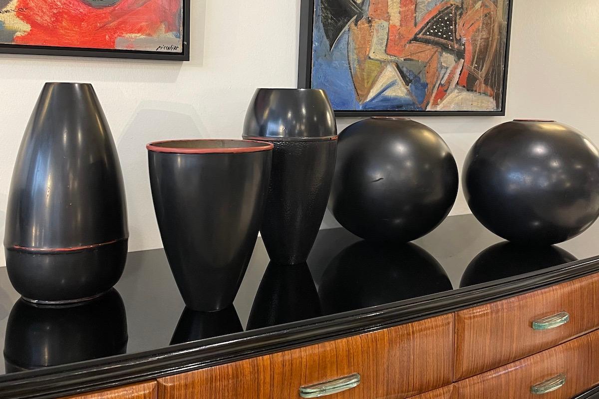 Vaso giapponese in metallo nero, che può essere abbinato a due pezzi simili. I dettagli in ferro e gli accenti rossastri in alcune aree conferiscono al vaso un senso unico di autenticità e originalità. 
Prezzo: €925 ciascuno. 
Misure: diam. 17,5 × h