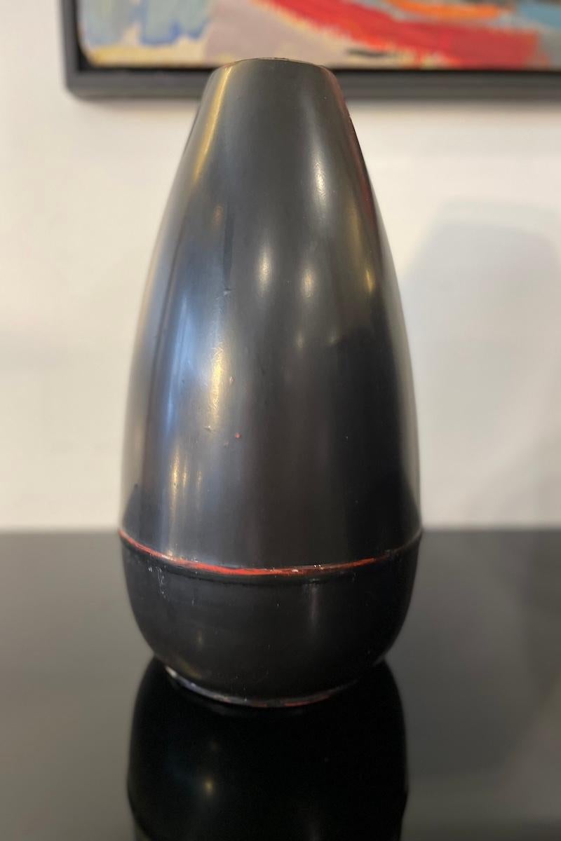 Vaso giapponese in metallo nero del 1960, a forma di piramide in vendita 2