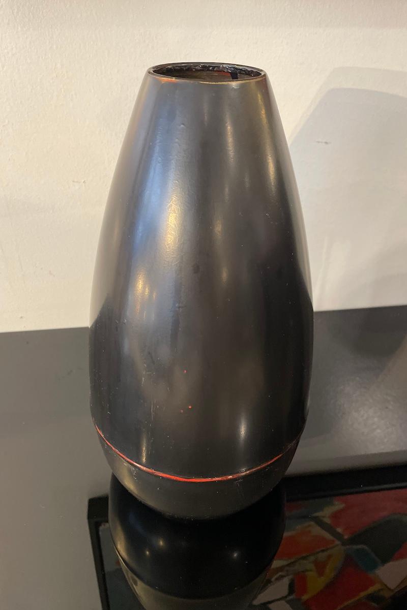 Vaso giapponese in metallo nero del 1960, a forma di piramide in vendita 3