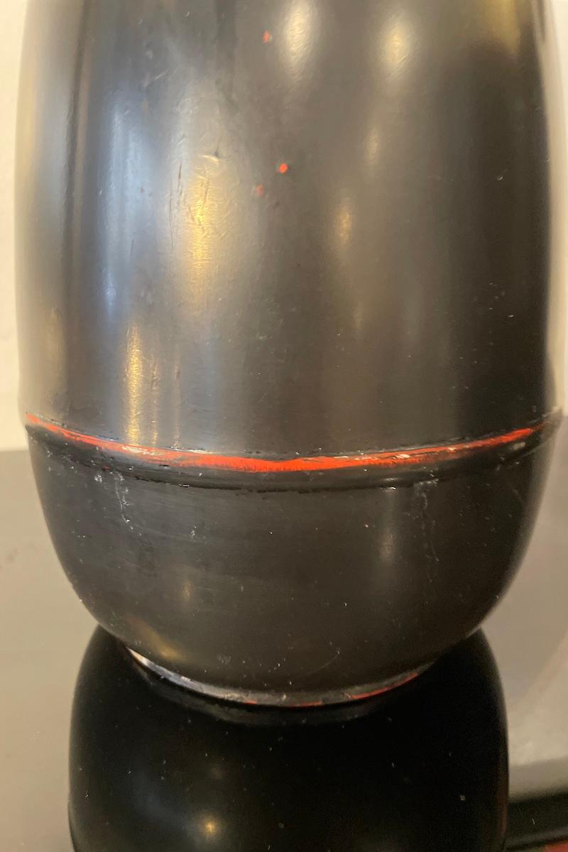 Vaso giapponese in metallo nero del 1960, a forma di piramide in vendita 4