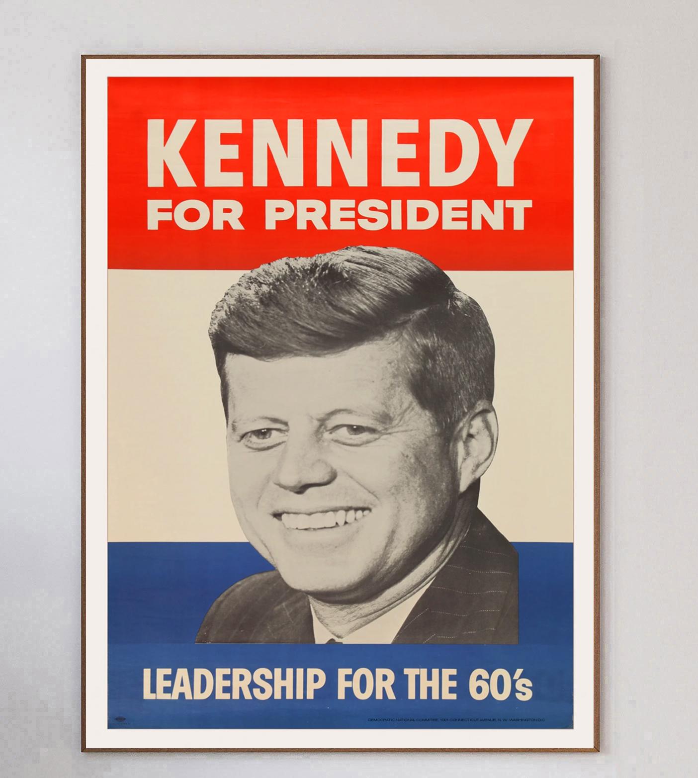 Affiche brillante imprimée sur une feuille de plastique épais pour la campagne présidentielle de John F. Kennedy en 1960. Intitulée 