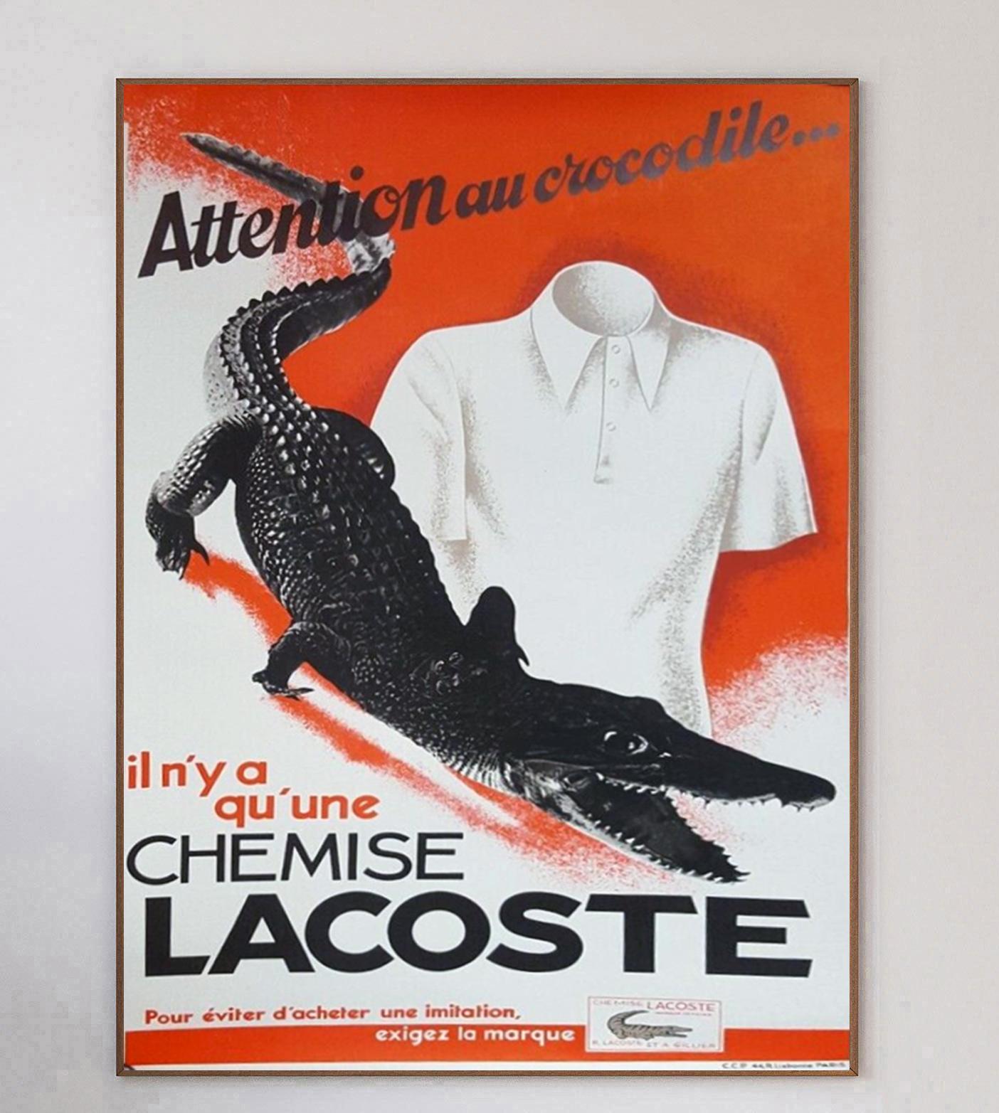 Fantastisches Plakat, das für die französische Modemarke Lacoste und ihre Poloshirts wirbt. Die berühmte Marke, die 1933 von dem großen Tennisspieler Rene Lacoste gegründet wurde, ist auch heute noch sehr erfolgreich.

Mit der Aufschrift 