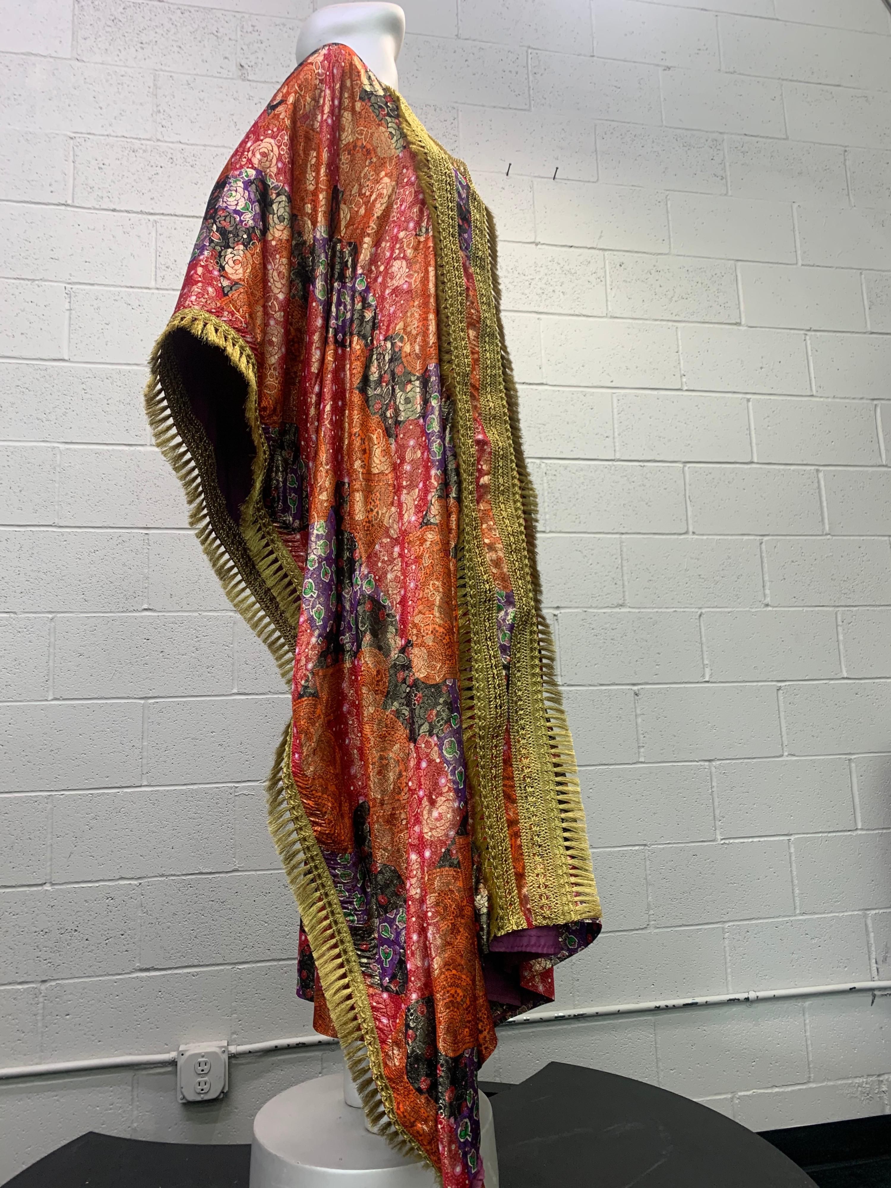 Caftan en brocart lamé imprimé à fleurs et ajusté avec bordure à franges en laiton épais, 1960  en vente 2