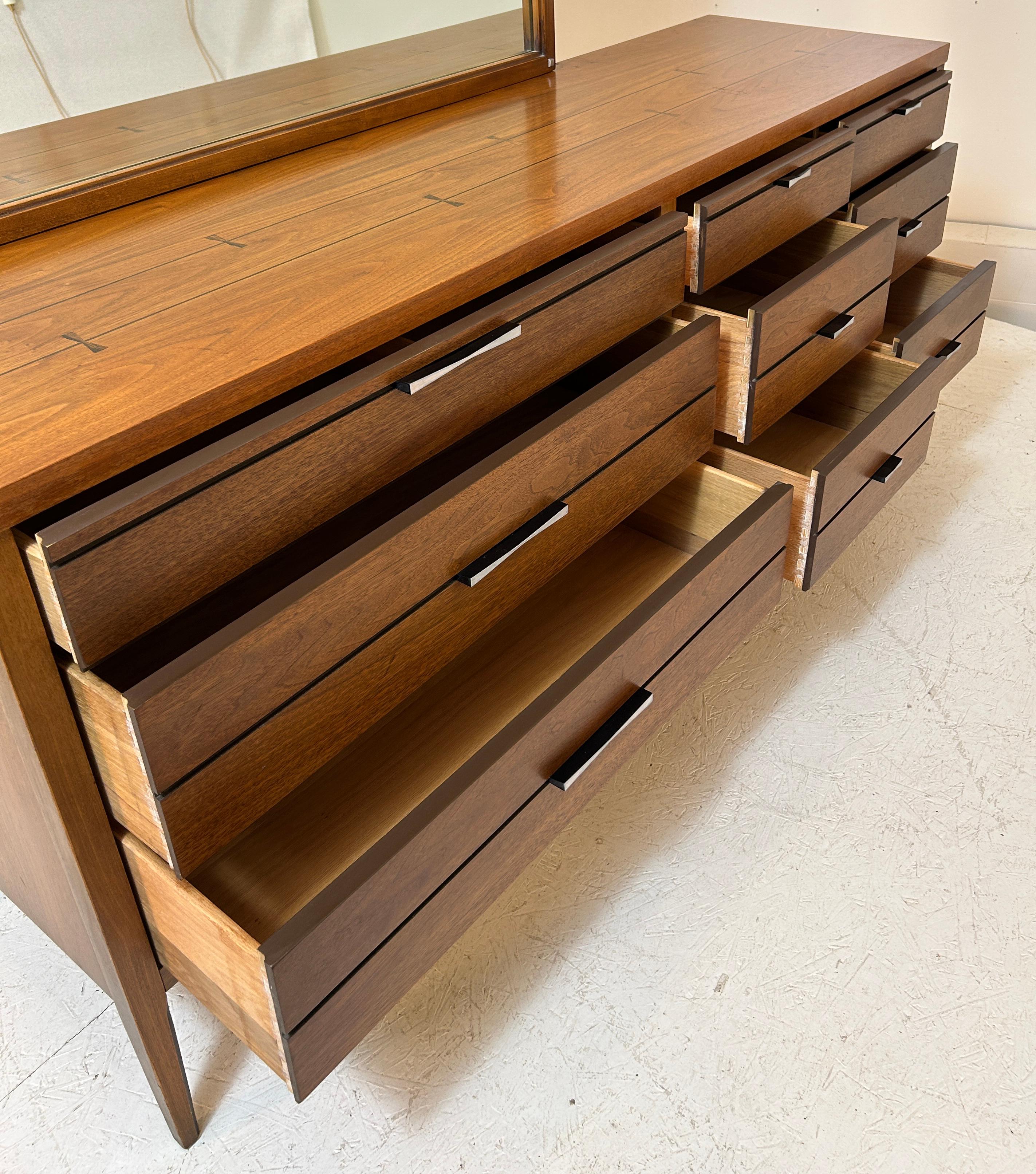 1960 Lane's Tuxedo Bowtie Dresser e specchio in vendita 3