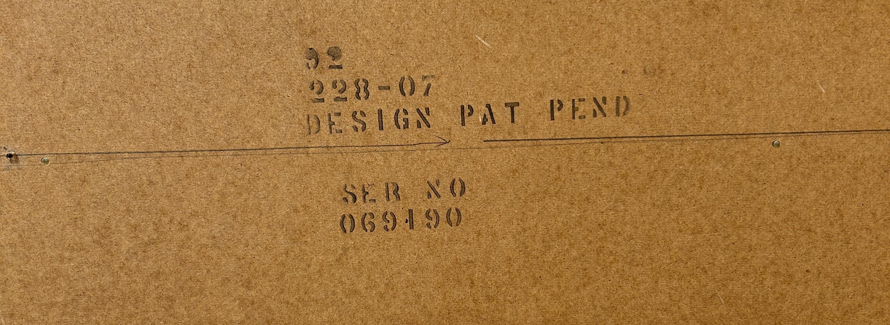 1960 Lane's Tuxedo Bowtie Dresser e specchio in vendita 4