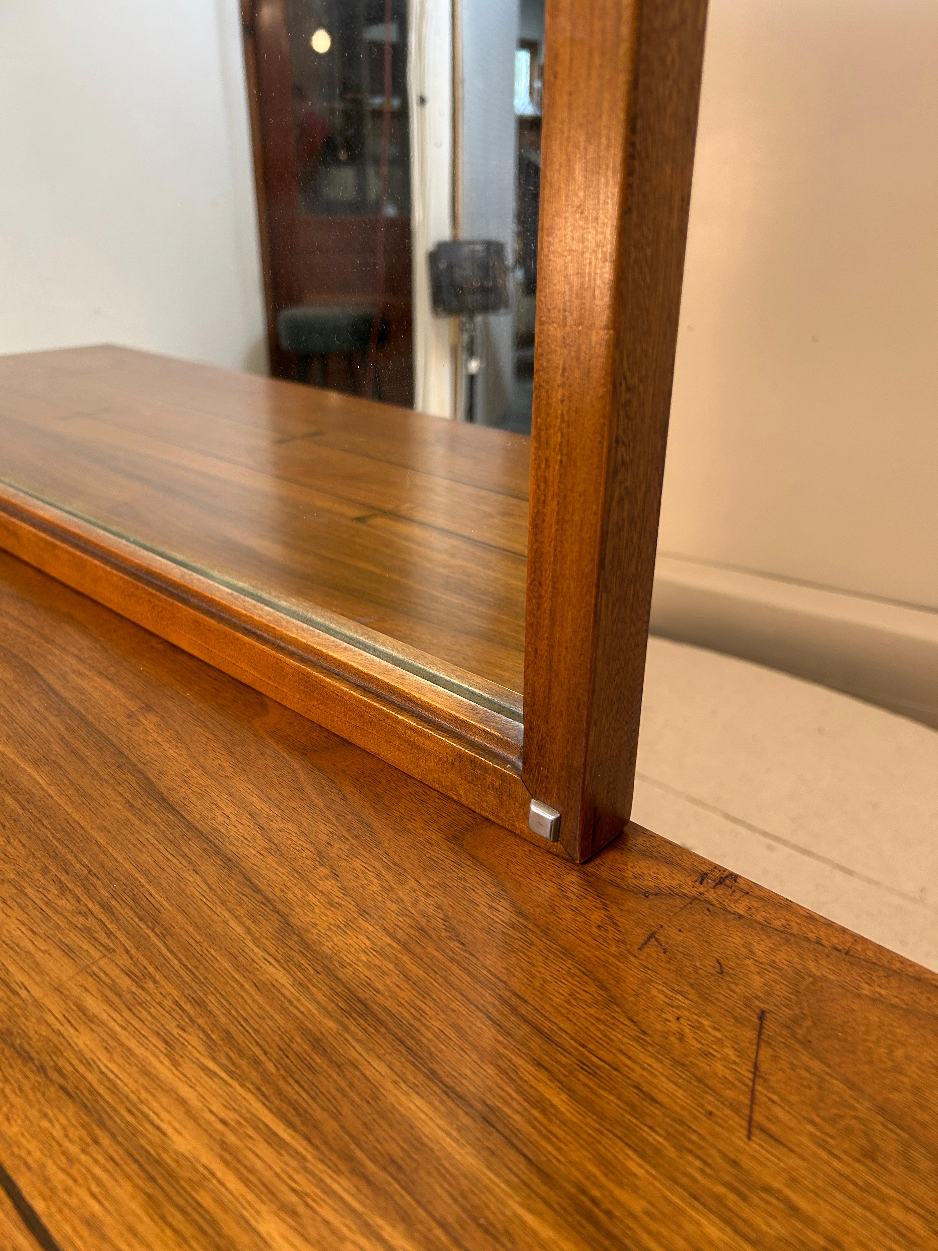 1960 Lane's Tuxedo Bowtie Dresser e specchio in vendita 6