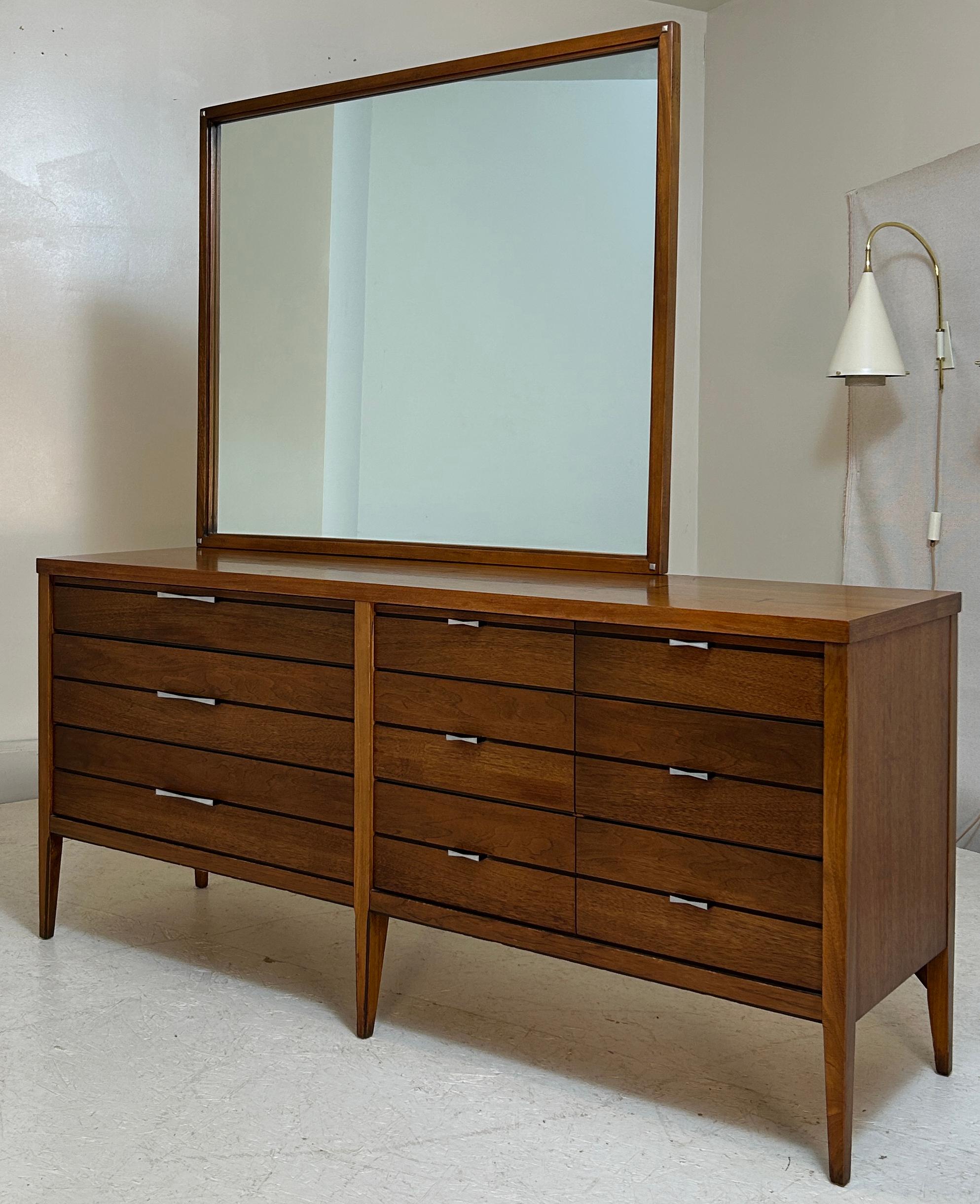 1960 Lane's Tuxedo Bowtie Dresser e specchio in vendita 11