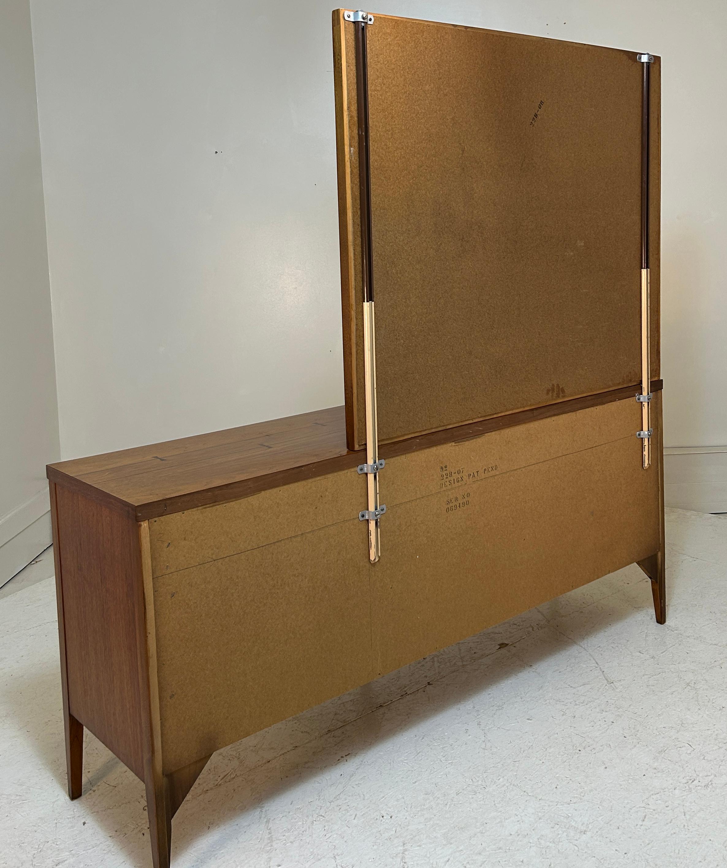 Progettato da Ernest Swarts e O.B. Solie per Lane Furniture Prodotto nel 1960. Un design eccezionale mantenuto in condizioni eccellenti dal primo proprietario. Comò Modello 228-7 con specchio originale Modello 228-08 con sporgenze metalliche su