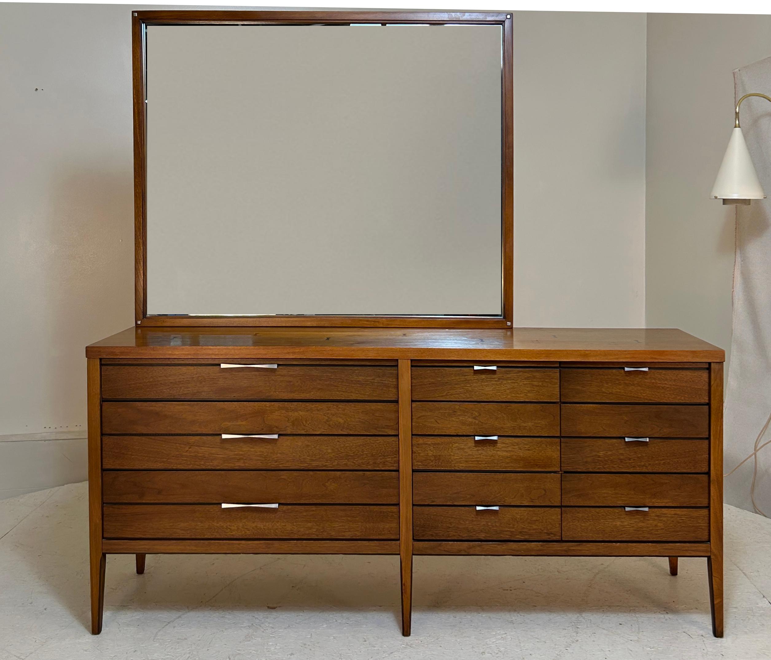 Mid-Century moderno 1960 Lane's Tuxedo Bowtie Dresser e specchio in vendita