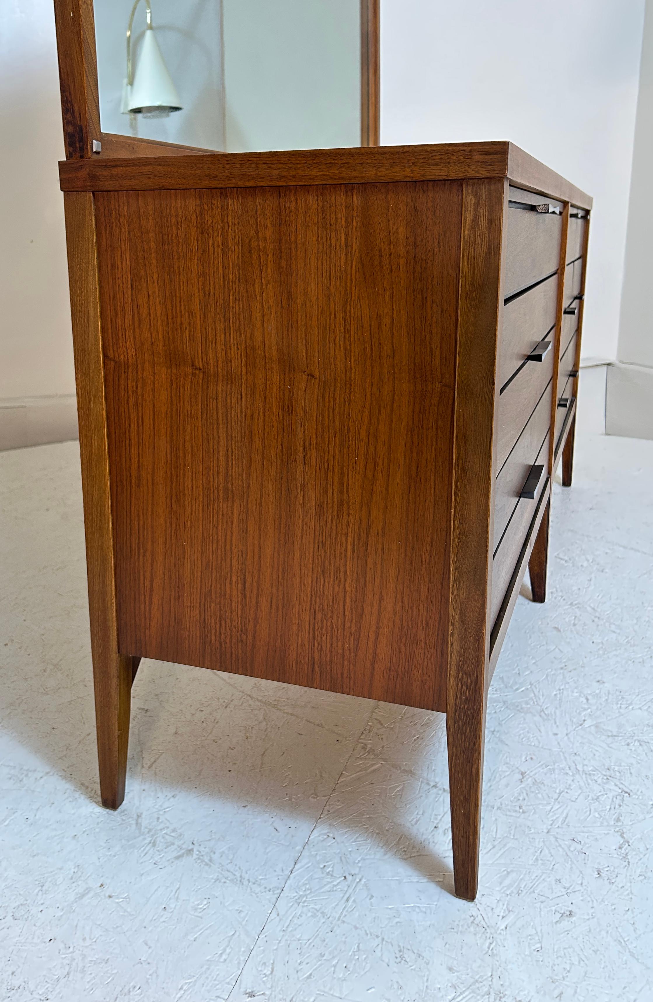 Palissandro 1960 Lane's Tuxedo Bowtie Dresser e specchio in vendita