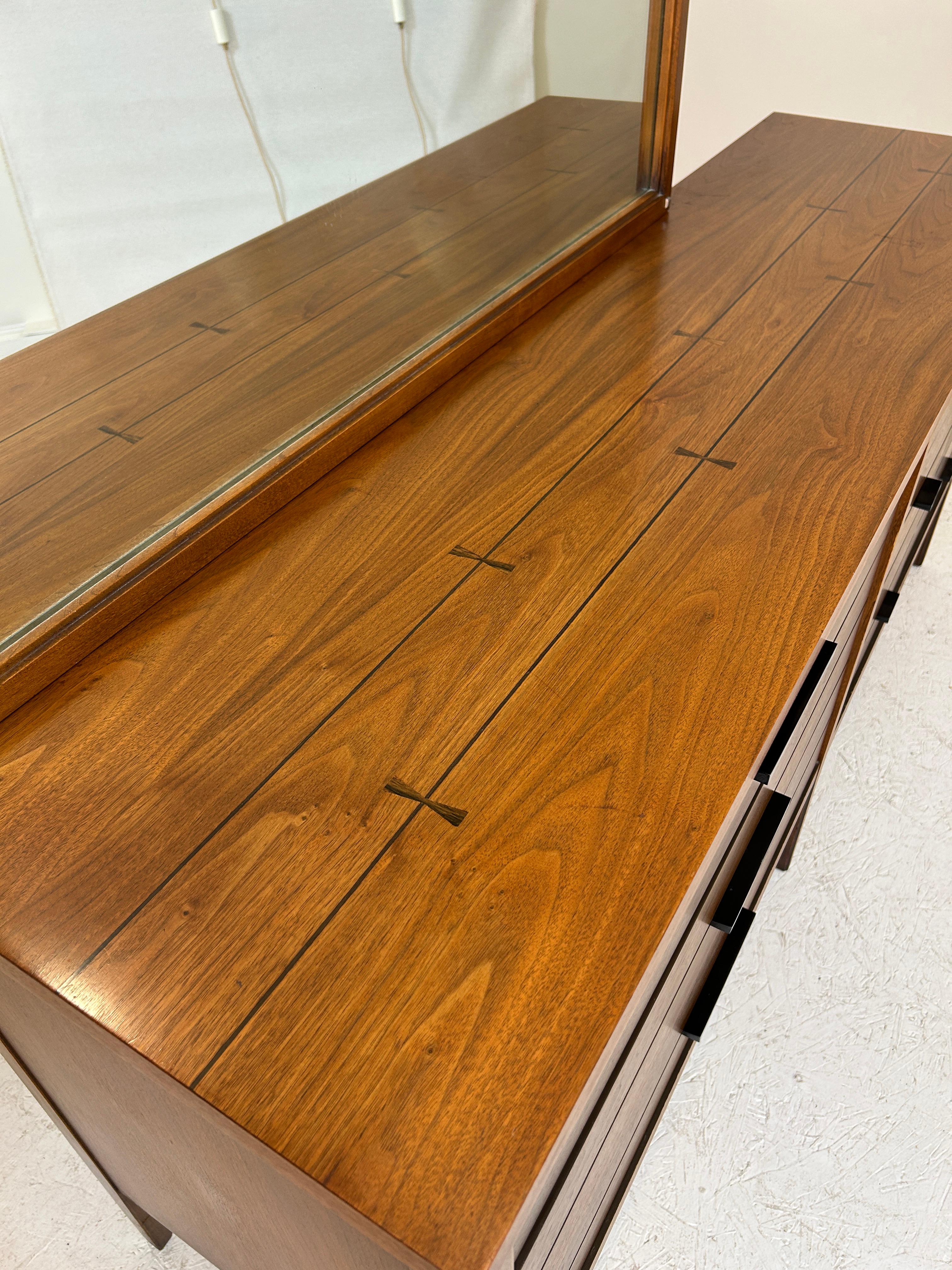1960 Lane's Tuxedo Bowtie Dresser e specchio in vendita 1