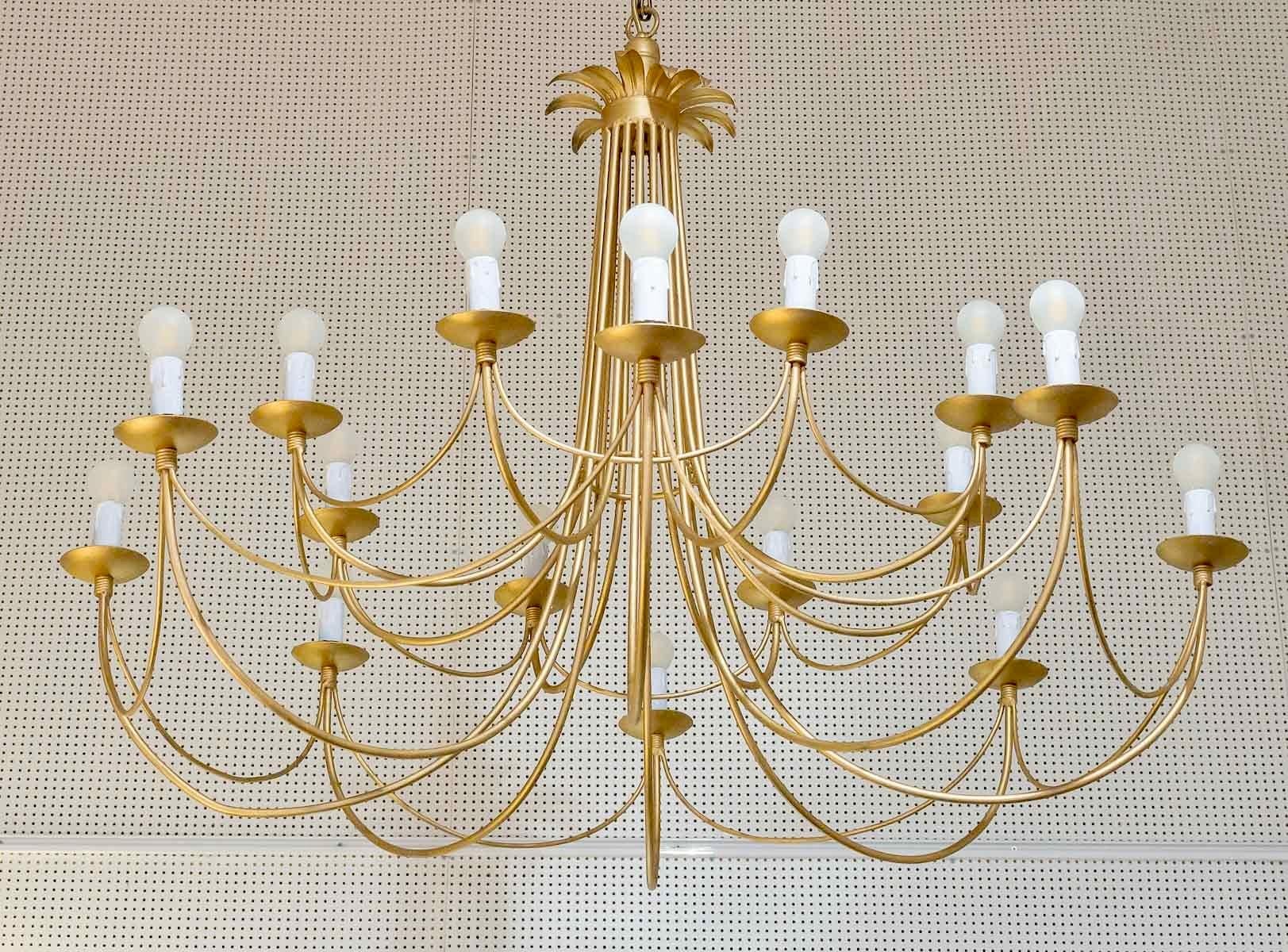1960 Large 16-light chandelier by Maison Roche
Composed of 16 outward-facing light arms placed around the perimeter on two round levels.
The large circle of 8 arms on the lower part and a smaller circle of 8 arms on the upper part are linked by fine