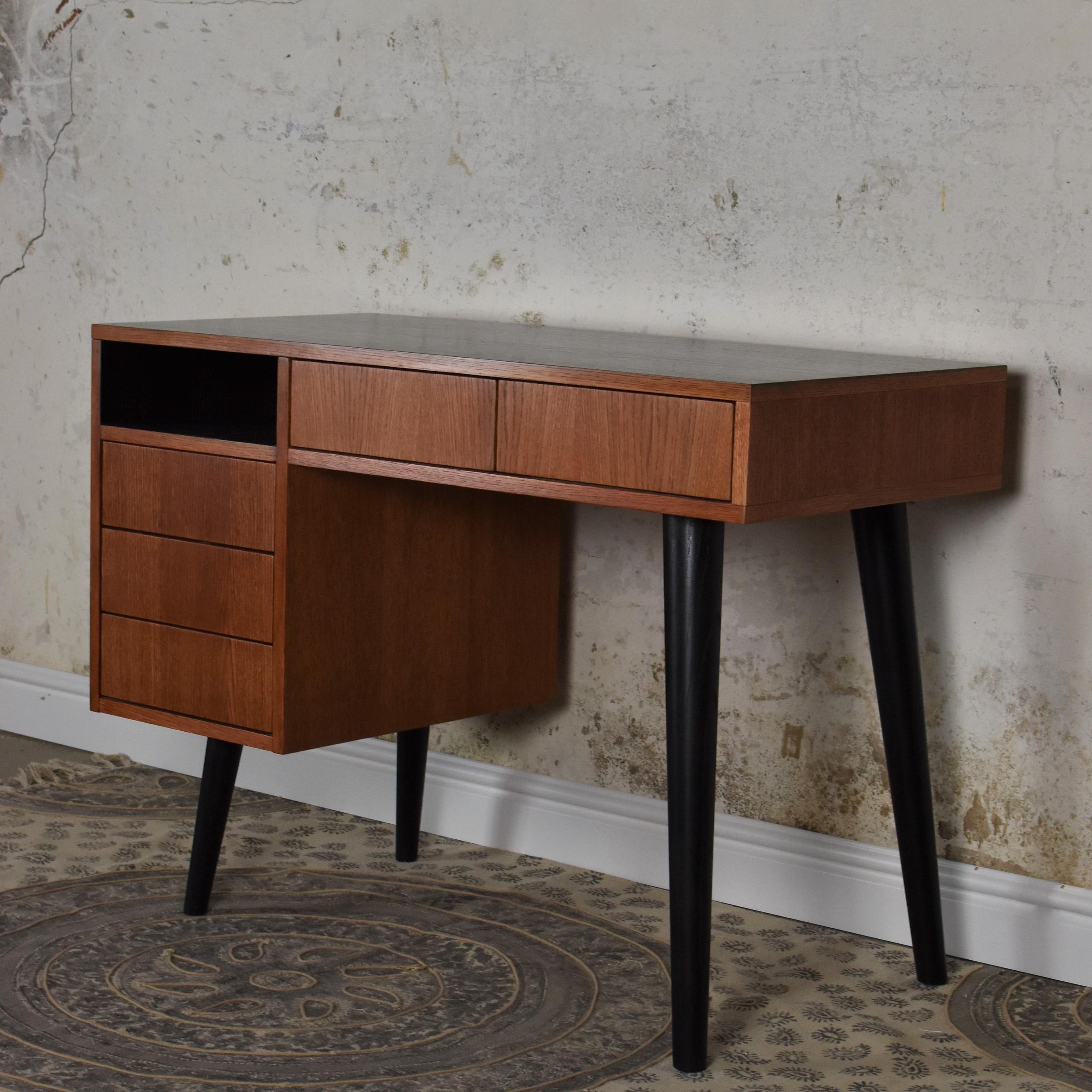 Scrivania grande 1960 di Pastform
Dimensioni: D 50 x L 120 x H 76 cm.
Materiali: Legno colorato e verniciato.

Disponibile in diverse finiture e combinazioni di colori del legno: Edel/Schwarz, Rum/Schwarz, Natura/Schwarz, BPA/Schwarz,