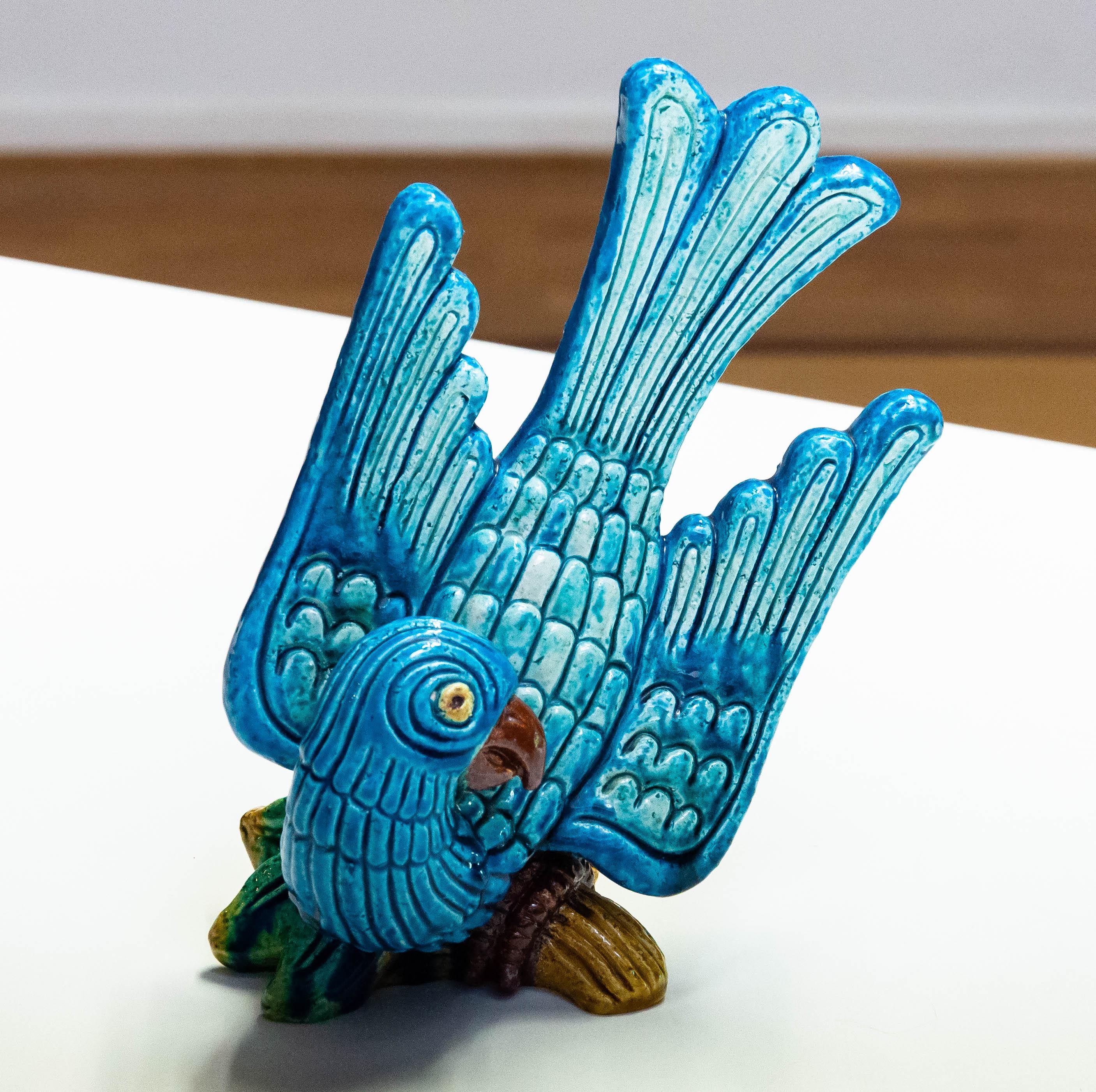 Metà XX secolo 1960 Grande pappagallo in ceramica smaltata / Chamotte Blue di Gunnar Nylund per Rörstrand in vendita