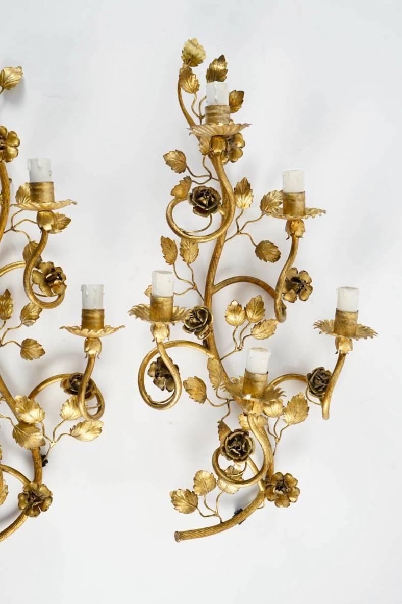 Large pair of golden Maison FlorArt wall lights from the 60s.

Composed of a central rod forming a nice movement on which starts 5 small ascending branches distributed on each side of the wall lamp, they are adorned with 5 lighting candles.
The set