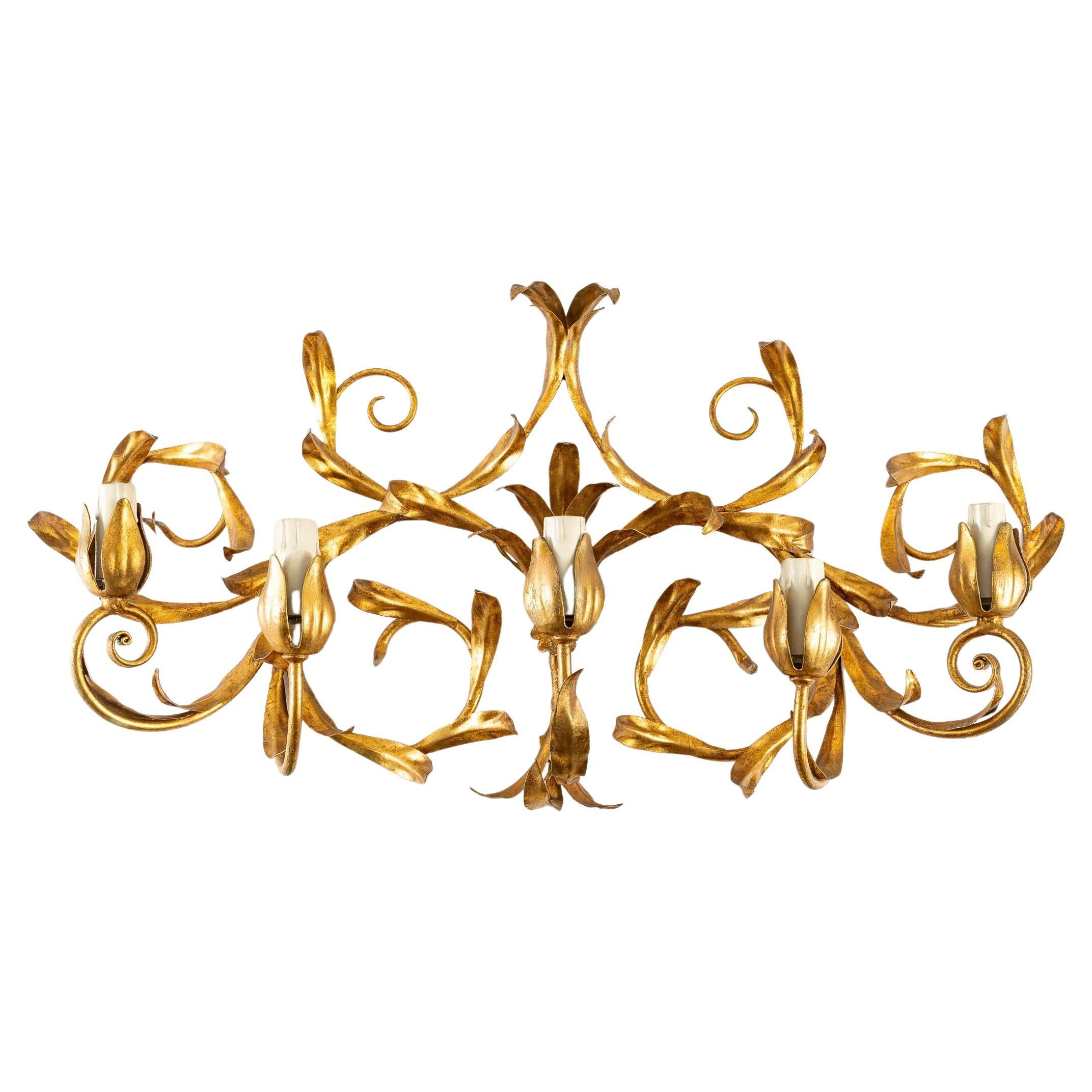 Charming pair of floral sconces in gilded sheet metal.
Composed of a garland of foliage lengthened in the direction of the width in gilded sheet decorated with 5 small arms of light going up distributed on the width of the wall lamp and dressed with