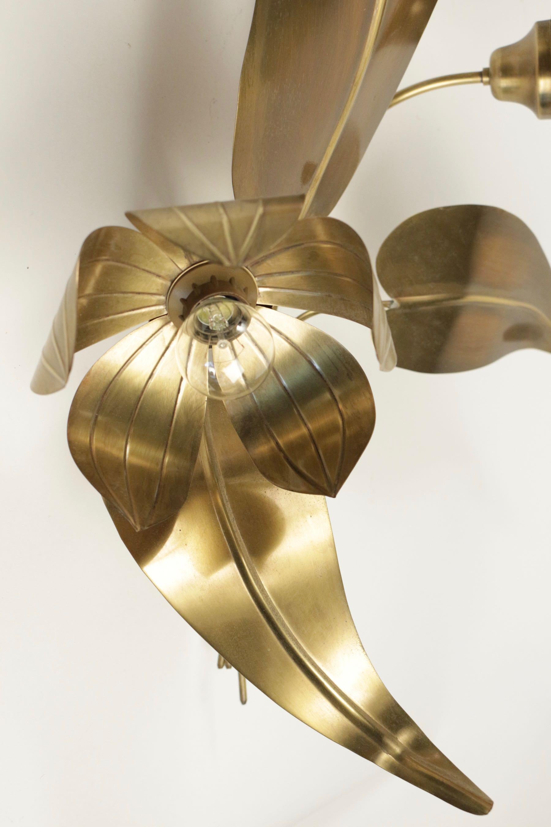 
The bouquet is composed of three arms of light formed by three large flowers with five petals each and each pistil receives the bulb.
Three large leaves of different heights complete the bouquet.
The whole is in gilded brass.
3 arms of light.


  
