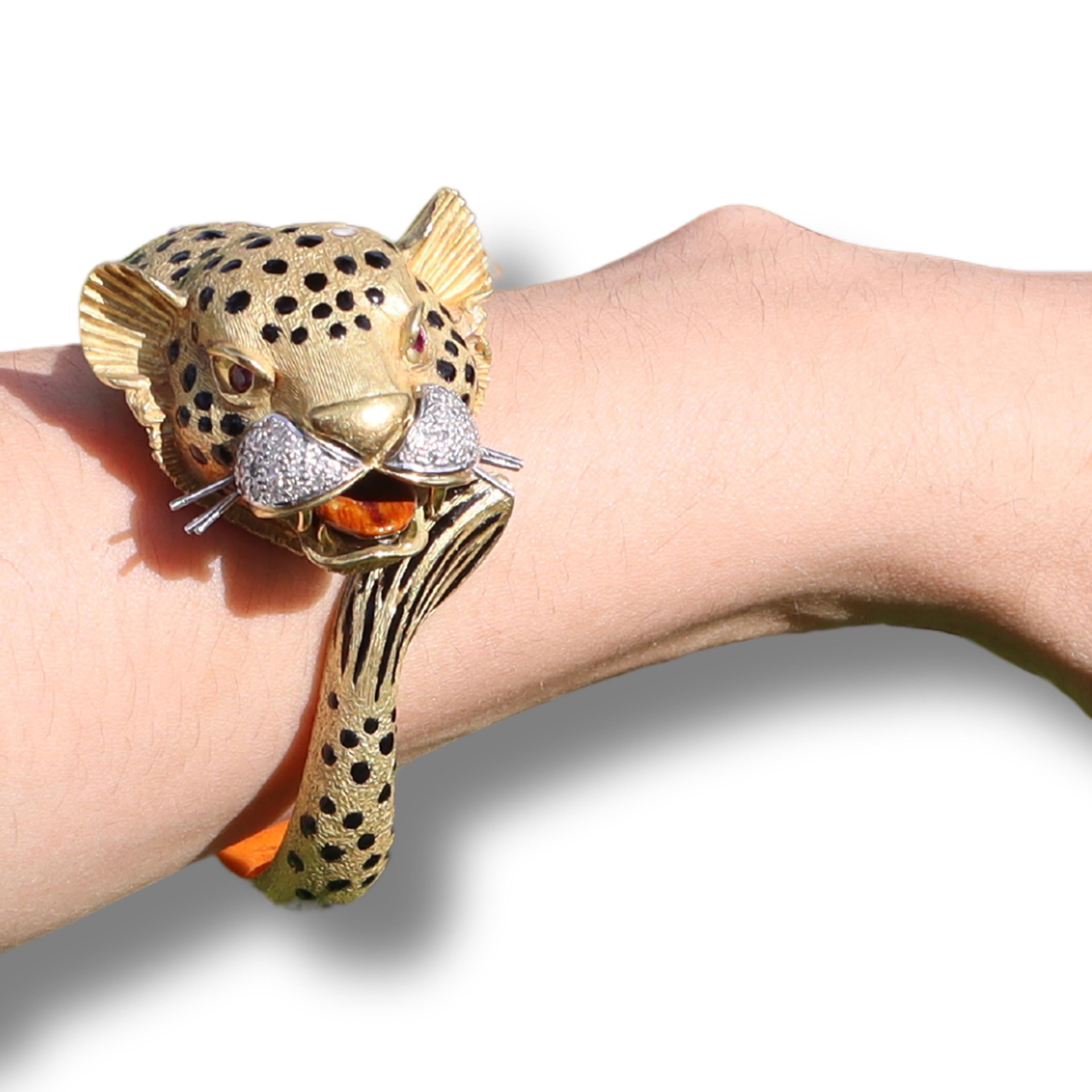 Lassen Sie sich von der exquisiten Handwerkskunst dieses atemberaubenden, handgefertigten Armbands aus luxuriösem 18-karätigem Gelbgold begeistern. Dieses bemerkenswerte Stück ist ein wahres Kunstwerk, das durch sein elegantes Design eine