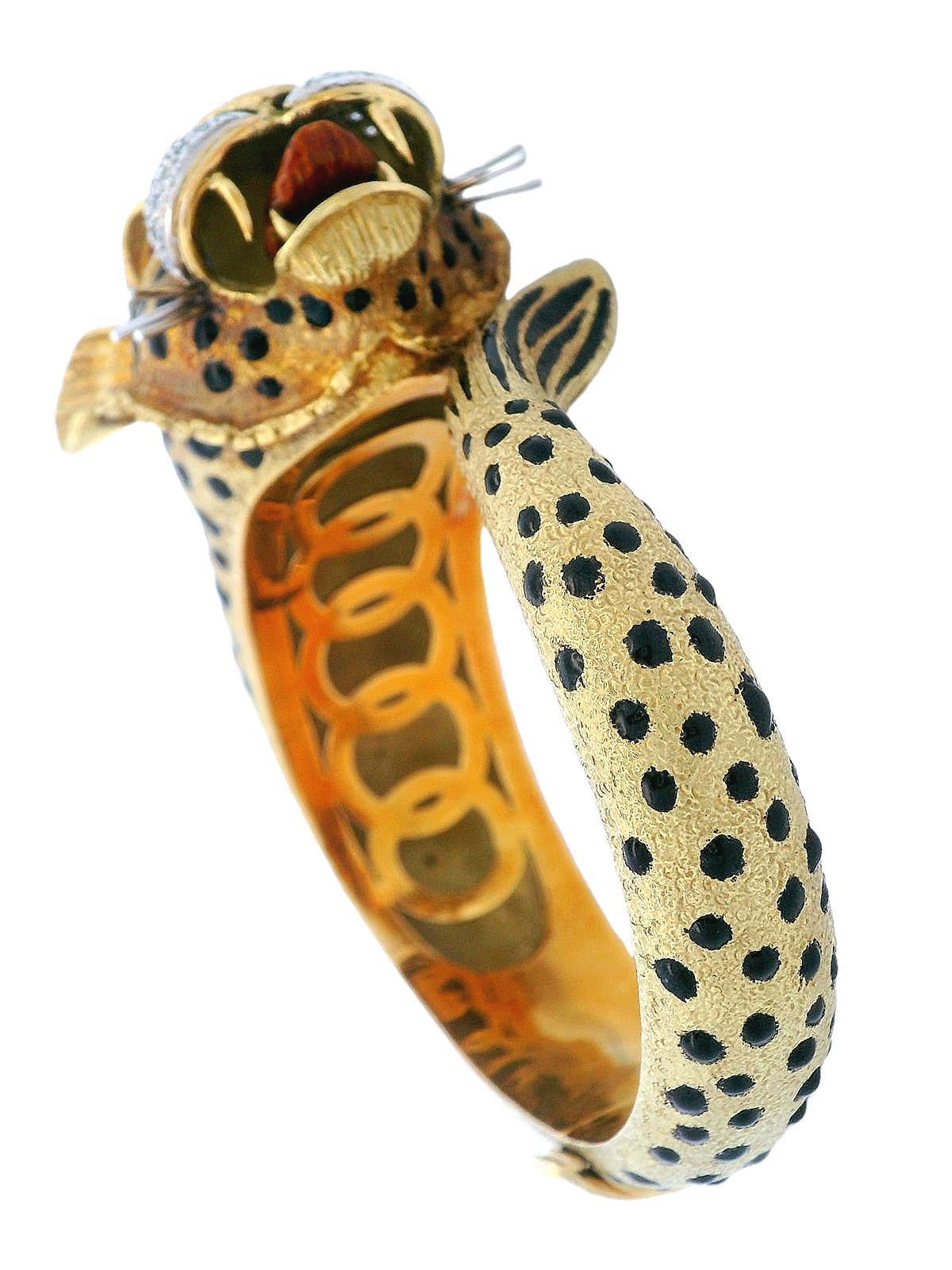 1960 Leopardenarmband aus 18 Karat Gelbgold mit Emaille, Diamanten und Rubinen (Modernistisch) im Angebot