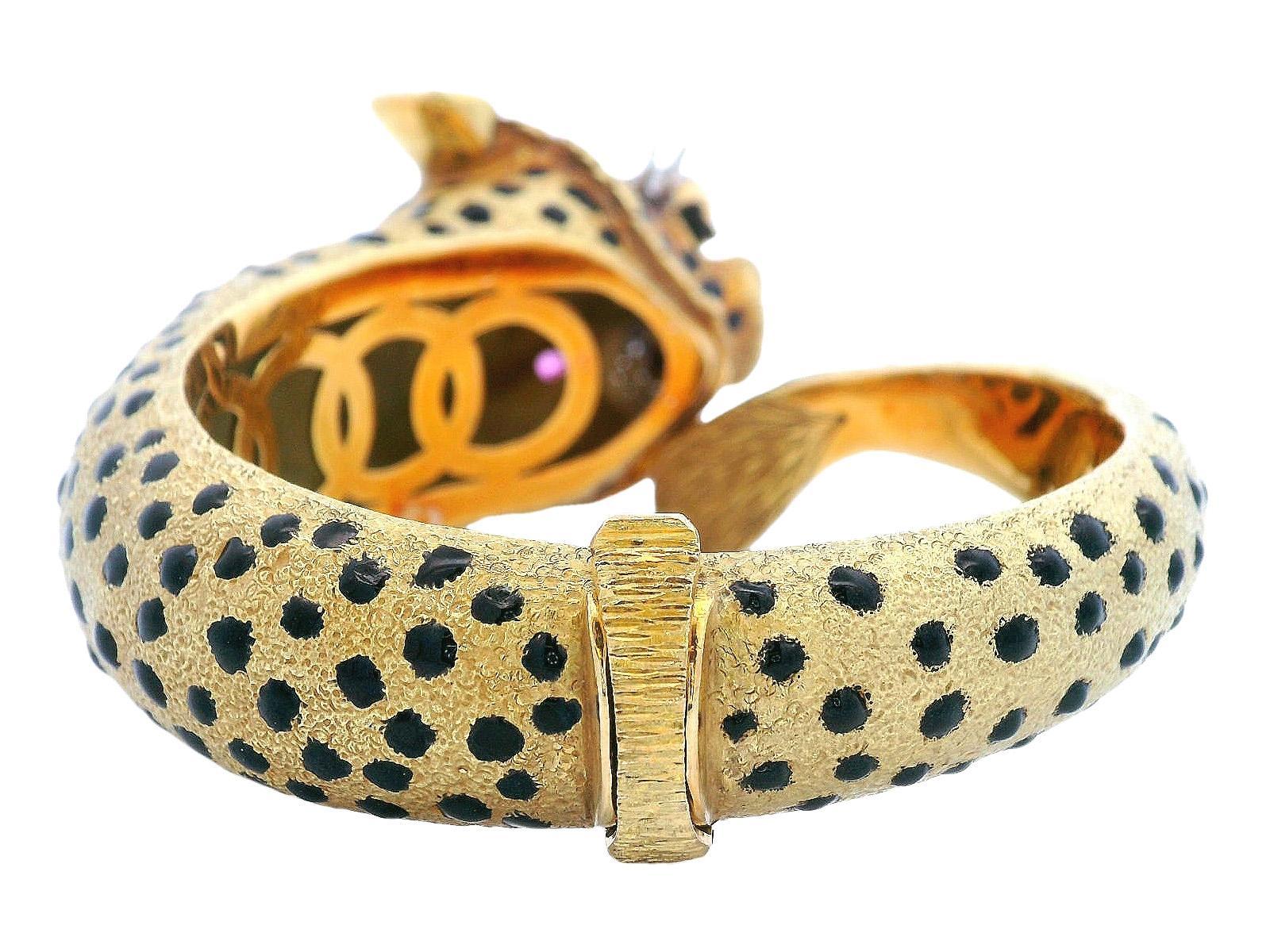 1960 Leopardenarmband aus 18 Karat Gelbgold mit Emaille, Diamanten und Rubinen (Einfacher Schliff) im Angebot