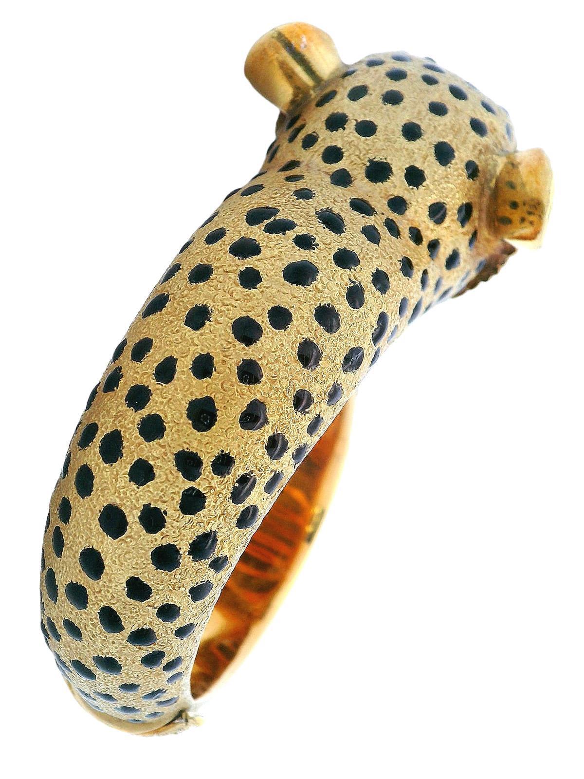 1960 Leopardenarmband aus 18 Karat Gelbgold mit Emaille, Diamanten und Rubinen im Zustand „Hervorragend“ im Angebot in Aventura, FL