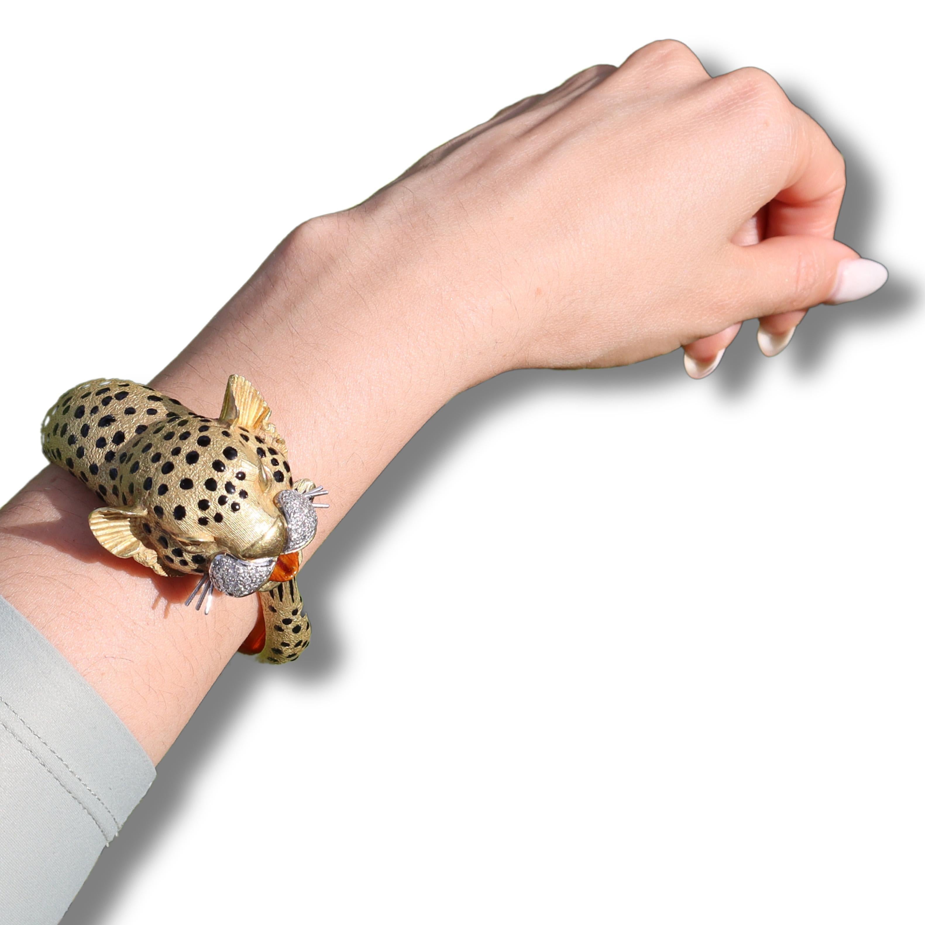 1960 Leopardenarmband aus 18 Karat Gelbgold mit Emaille, Diamanten und Rubinen für Damen oder Herren im Angebot