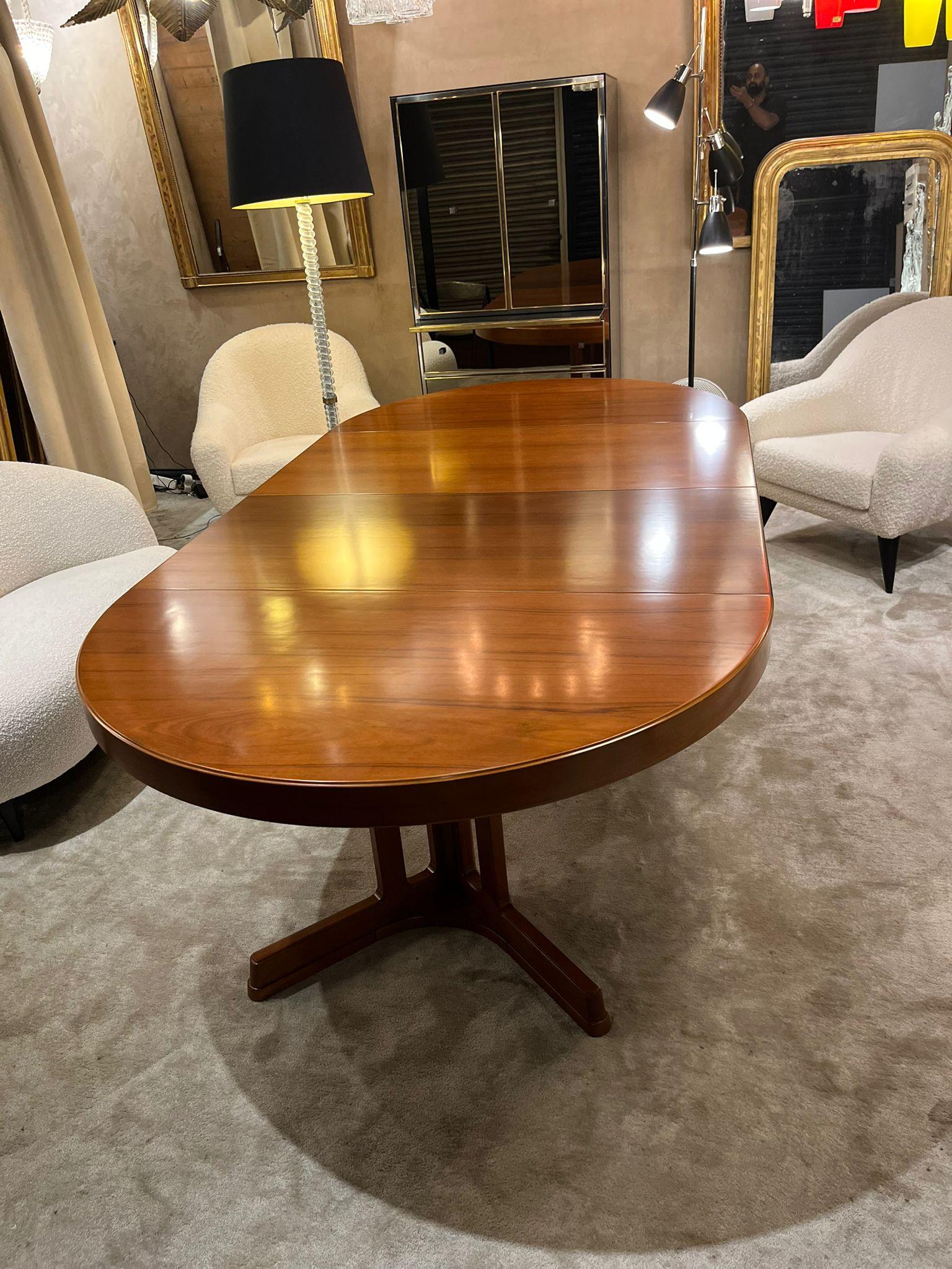 Table scandinave en teck blond, belle base, entièrement restaurée.
Danemark, vers 1960.

Diamètre 128 cm - 50,39 po
2 extensions, 60 cm - 23,62 po

Longueur totale 248 cm - 97,64 po
Largeur 128 cm - 50,39 po
Hauteur  75 cm - 29,53 po 