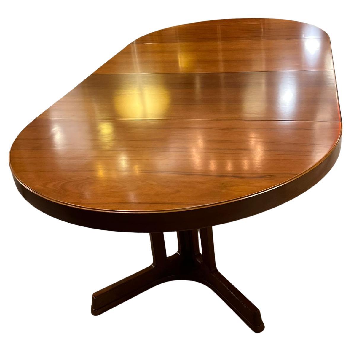 1960 Table en teck léger du Danemark en vente