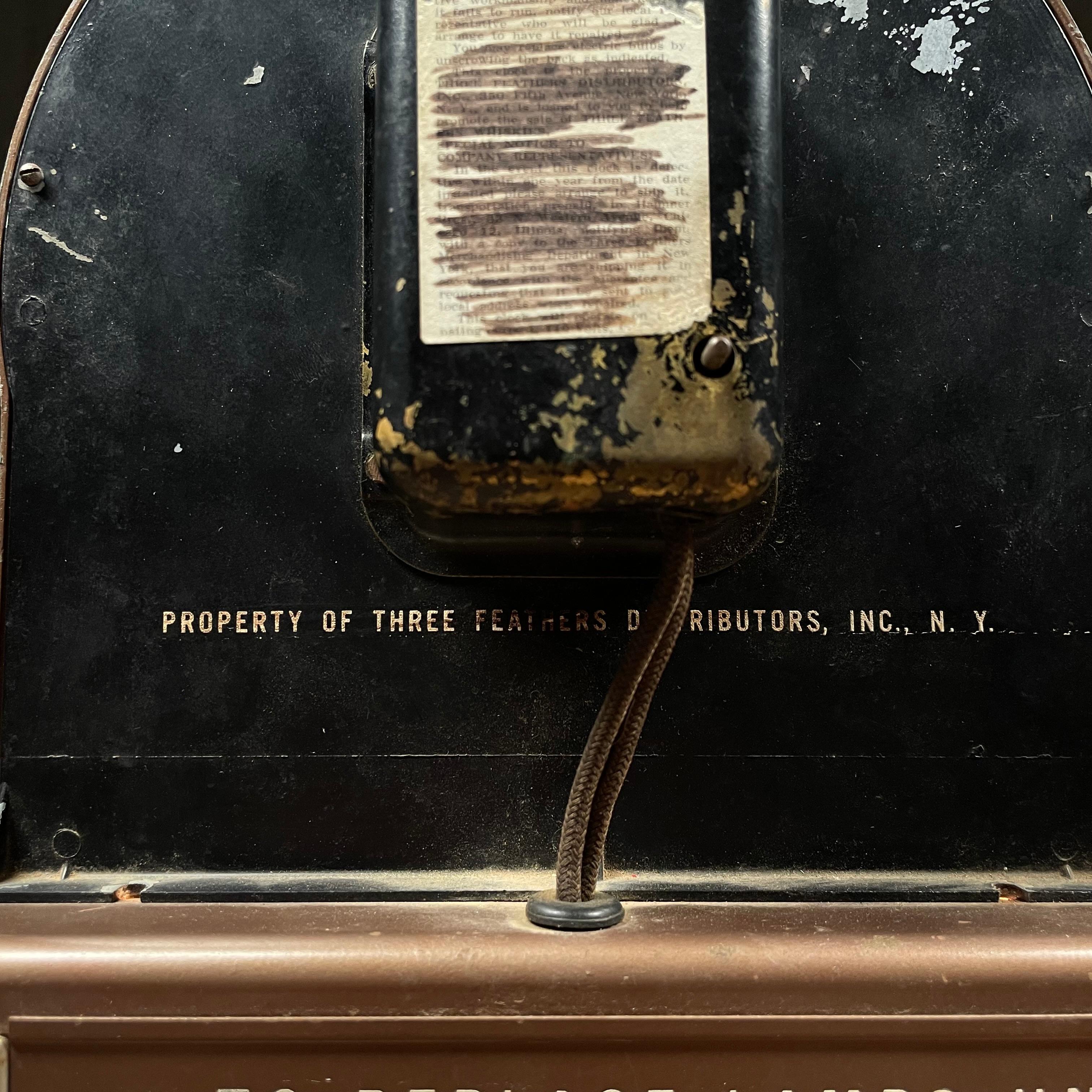Signe au whisky à trois plumes de Schenley, 1960 en vente 1