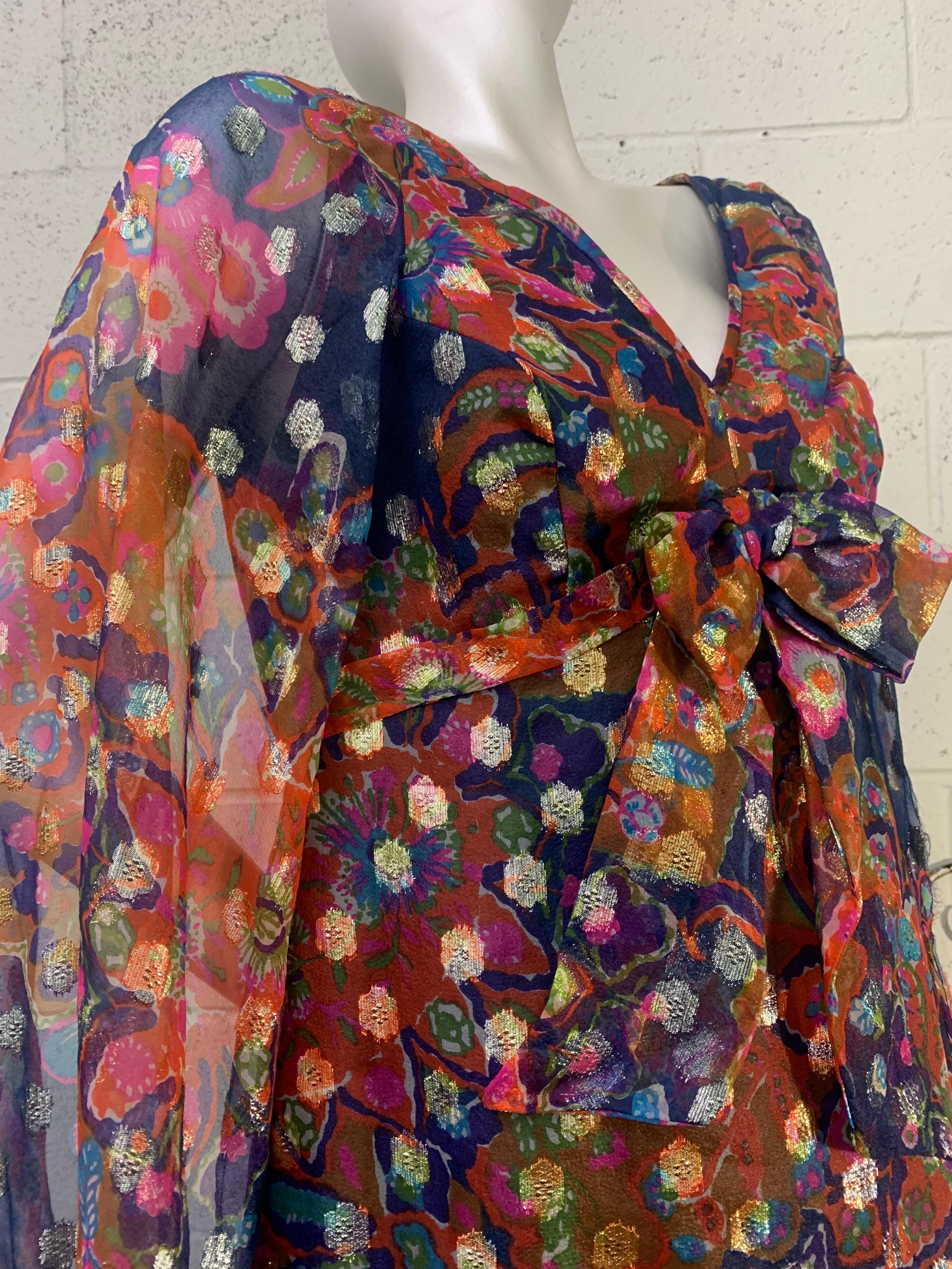 1960 Lilija Necis Polka Dot Lame Organza Caftan Gown w Floral Color Print: Empire-Büstenschnitt mit Schleife in der Brustmitte. Engelsärmel im Cape-Stil in voller Länge. Das ärmellose Kleid ist vollständig mit kobaltblauem Taft gefüttert. Größe
