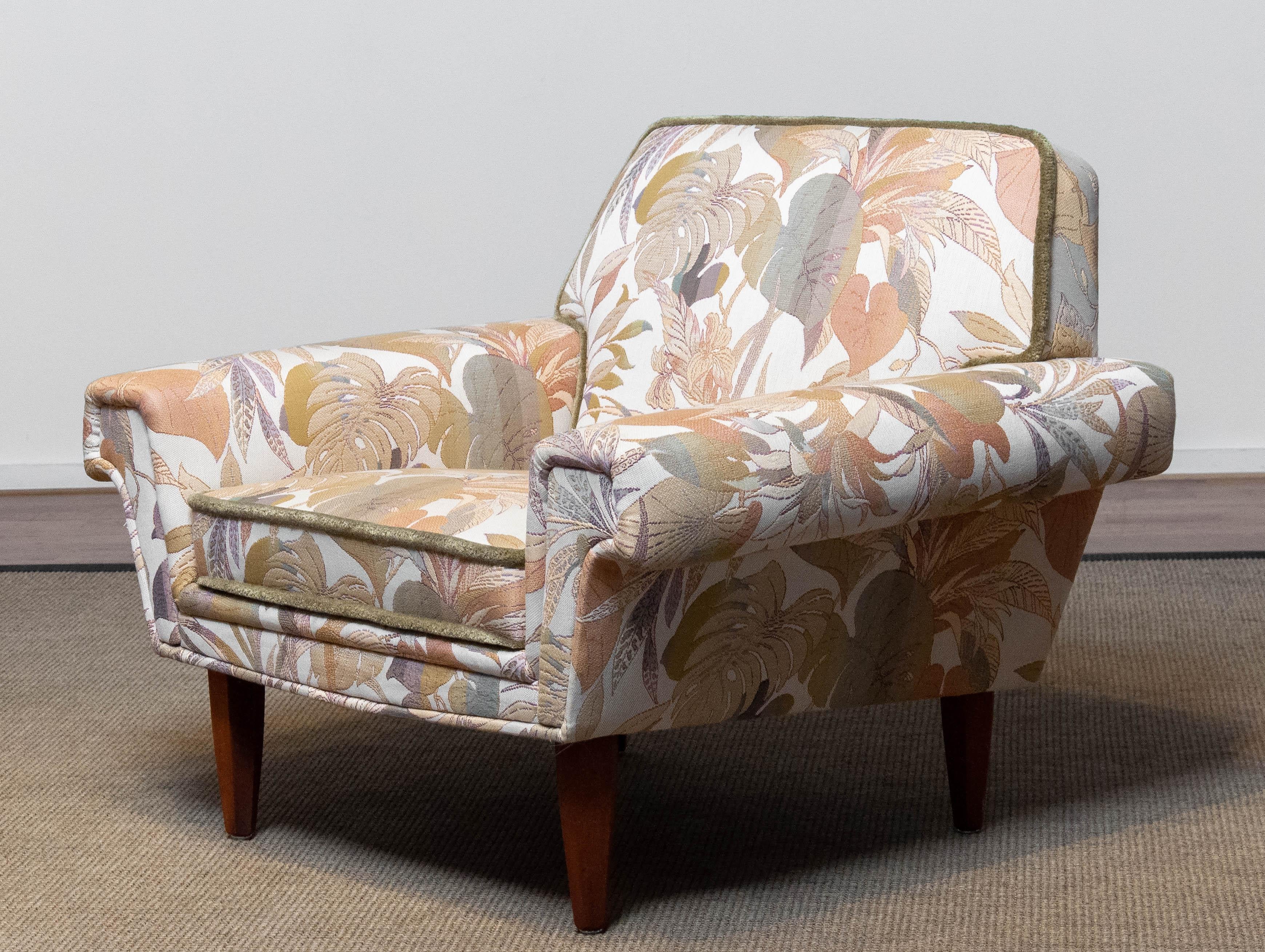 Chaise longue / club de haute qualité attribuée par Johannes Andersen pour Trensum fåtöjlfabrik en Suède dans les années 1960, recouverte d'un magnifique tissu Jacquard multicolore. La chaise est en parfait état de propreté. S'assoit et se soutient