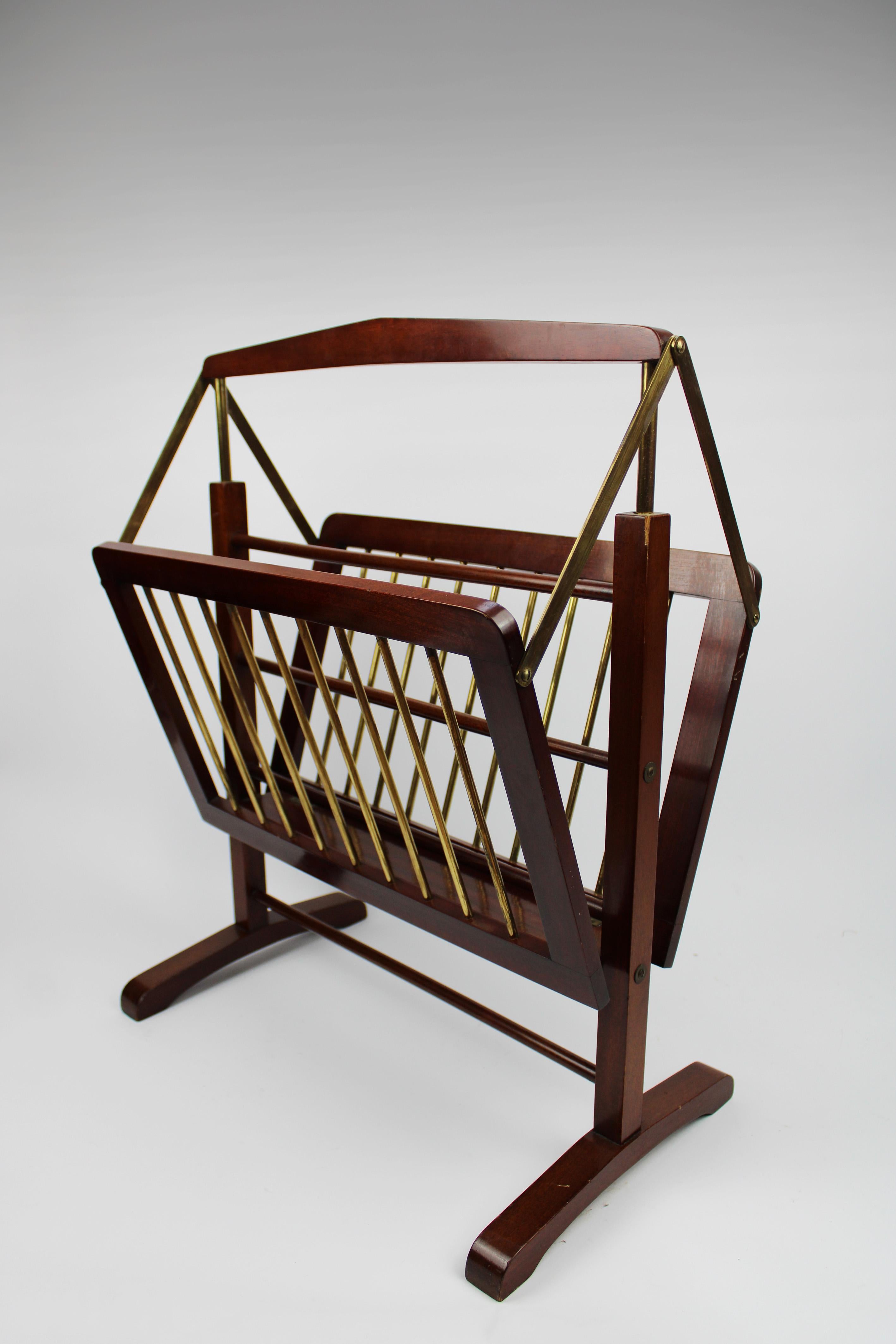 International Style 1960 Magazine rack in Walnut and Brass by Cesare Lacca Italy For Sale