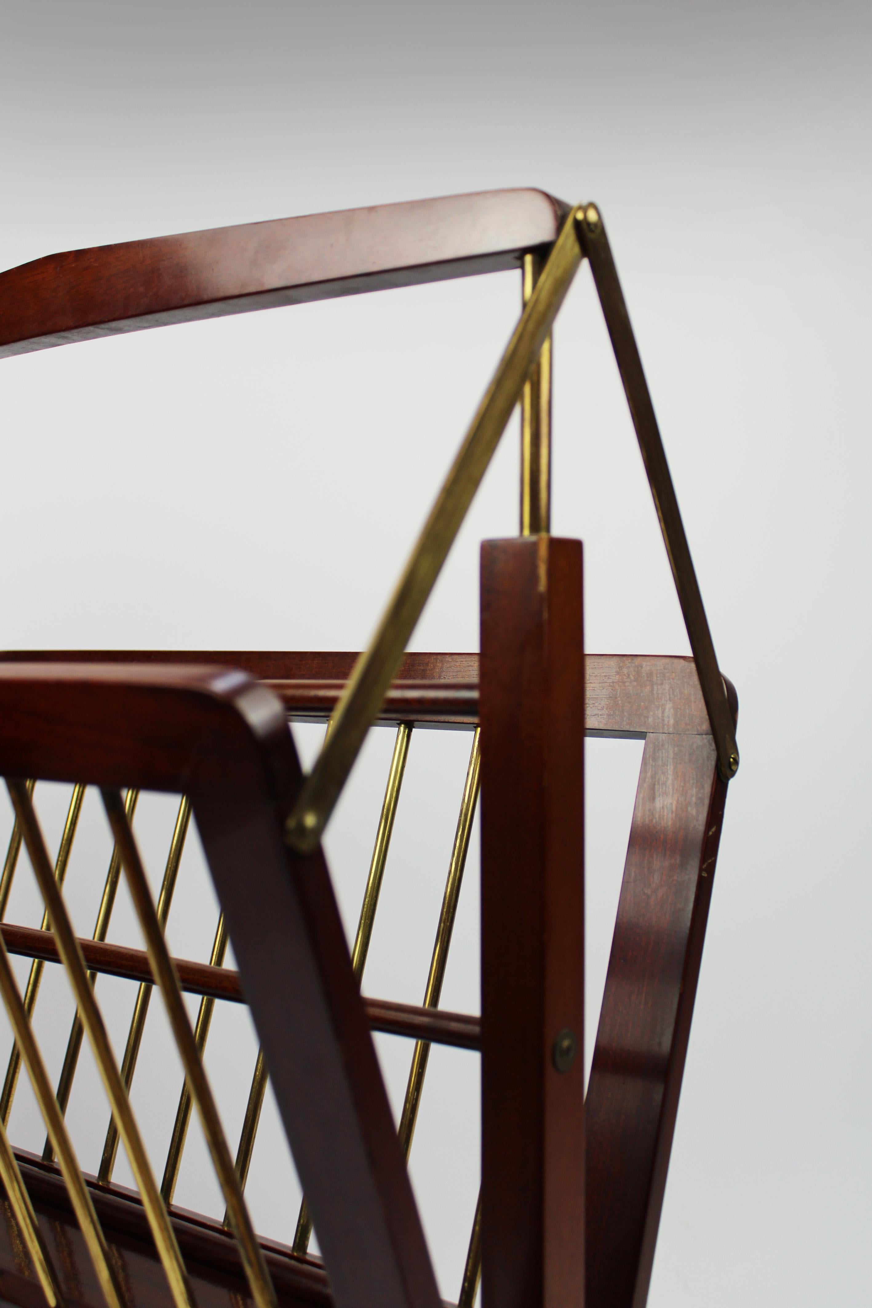 Italian 1960 Magazine rack in Walnut and Brass by Cesare Lacca Italy For Sale