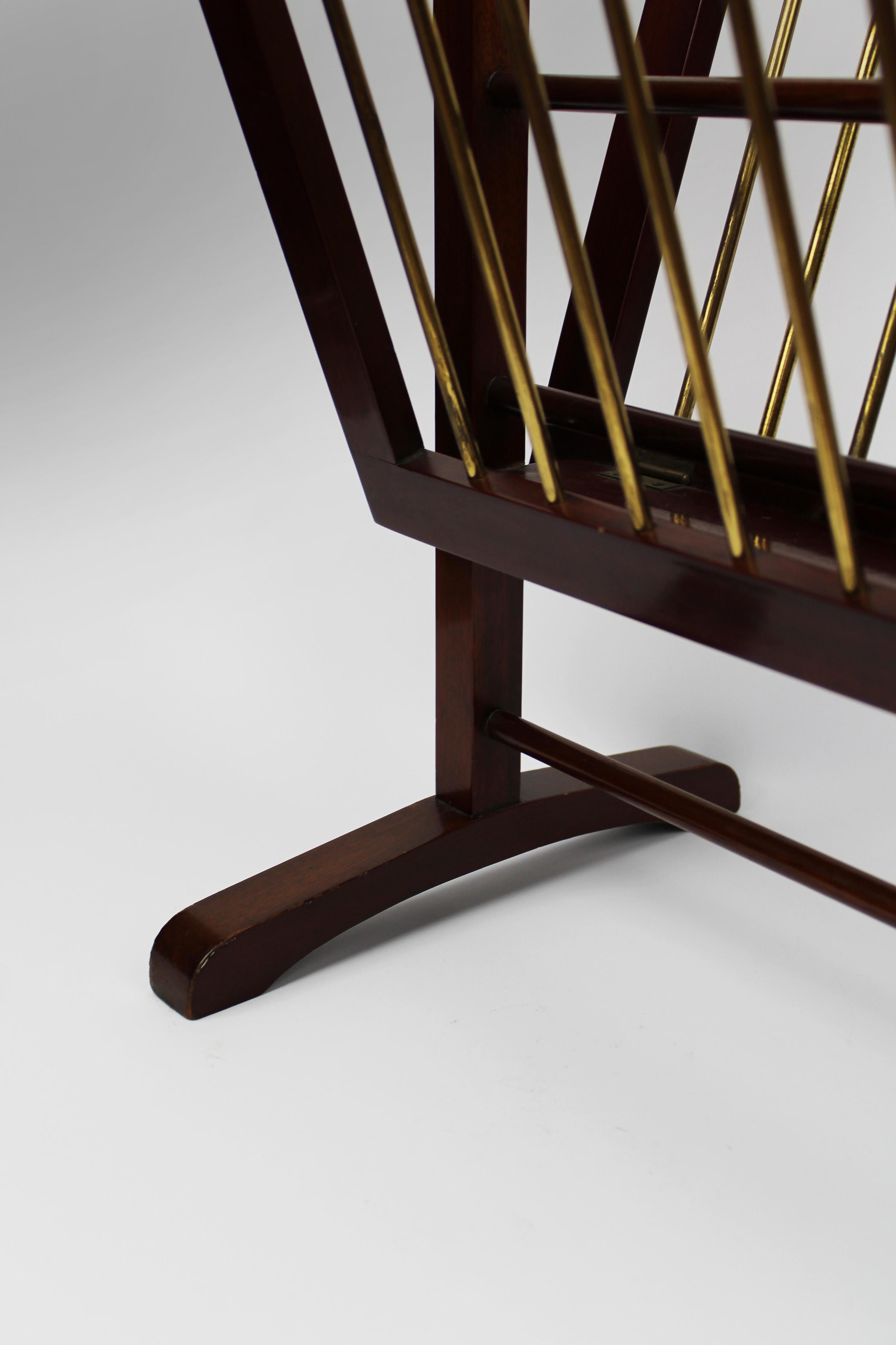 1960 Magazine rack in Walnut and Brass by Cesare Lacca Italy In Good Condition For Sale In Antwerpen, BE