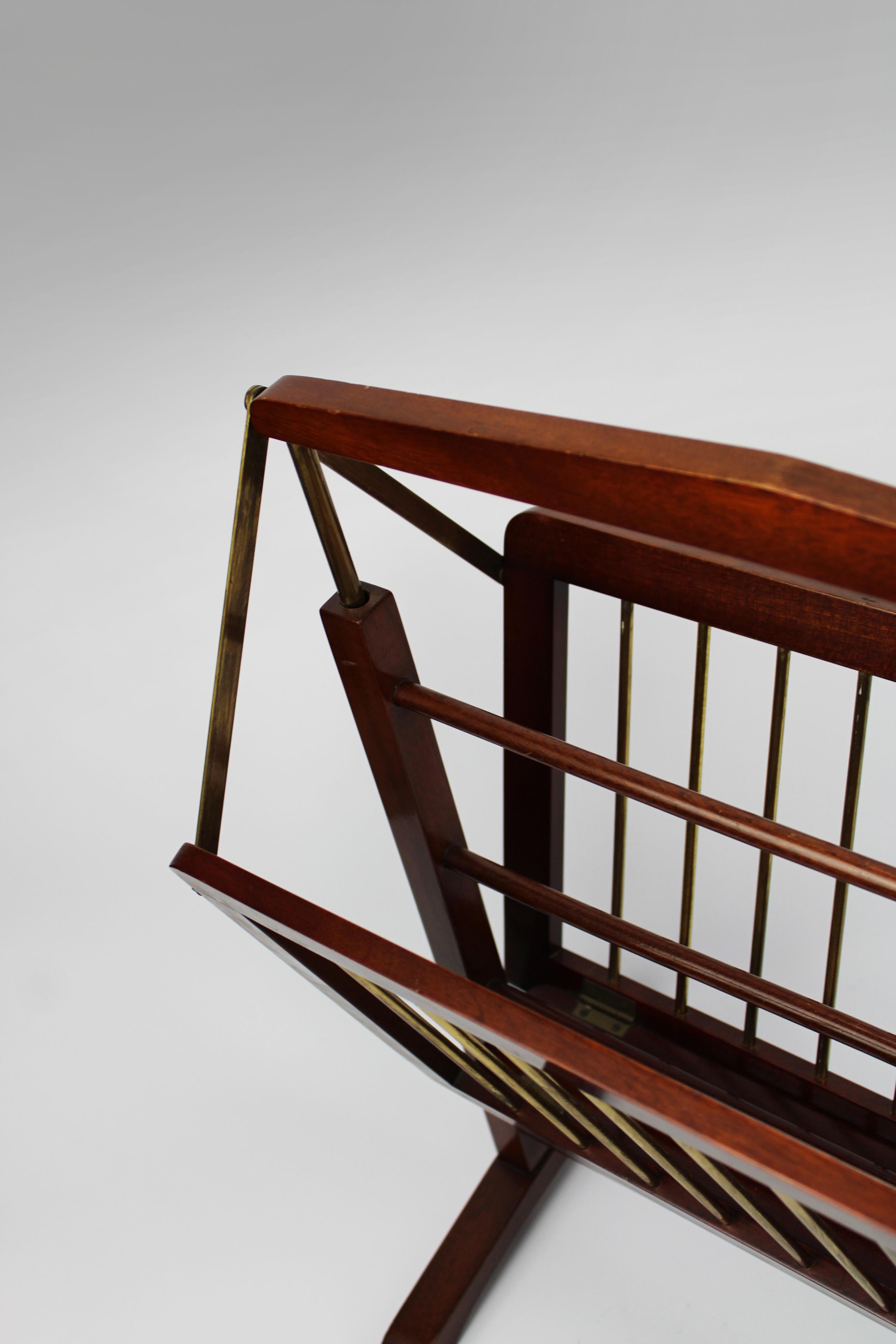 20th Century 1960 Magazine rack in Walnut and Brass by Cesare Lacca Italy For Sale